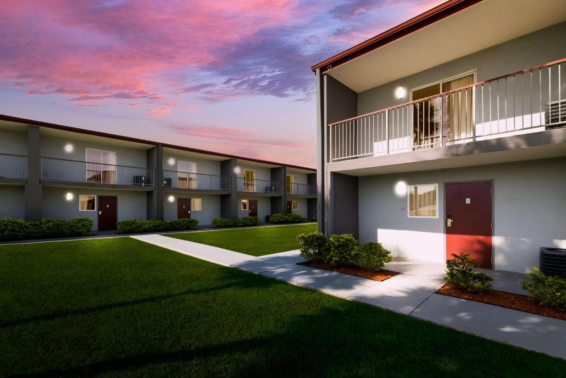 Quality Suites Wildwood - The Villages photo 6
