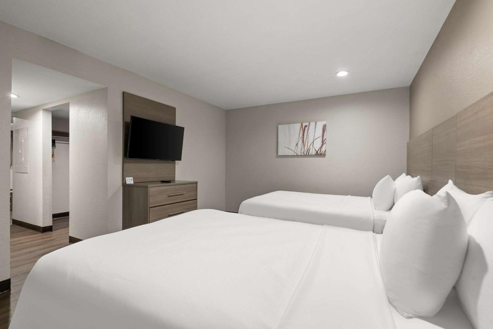 Quality Suites Wildwood - The Villages photo 12