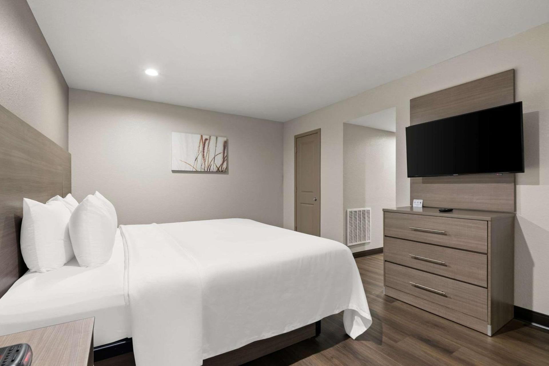Quality Suites Wildwood - The Villages photo 17