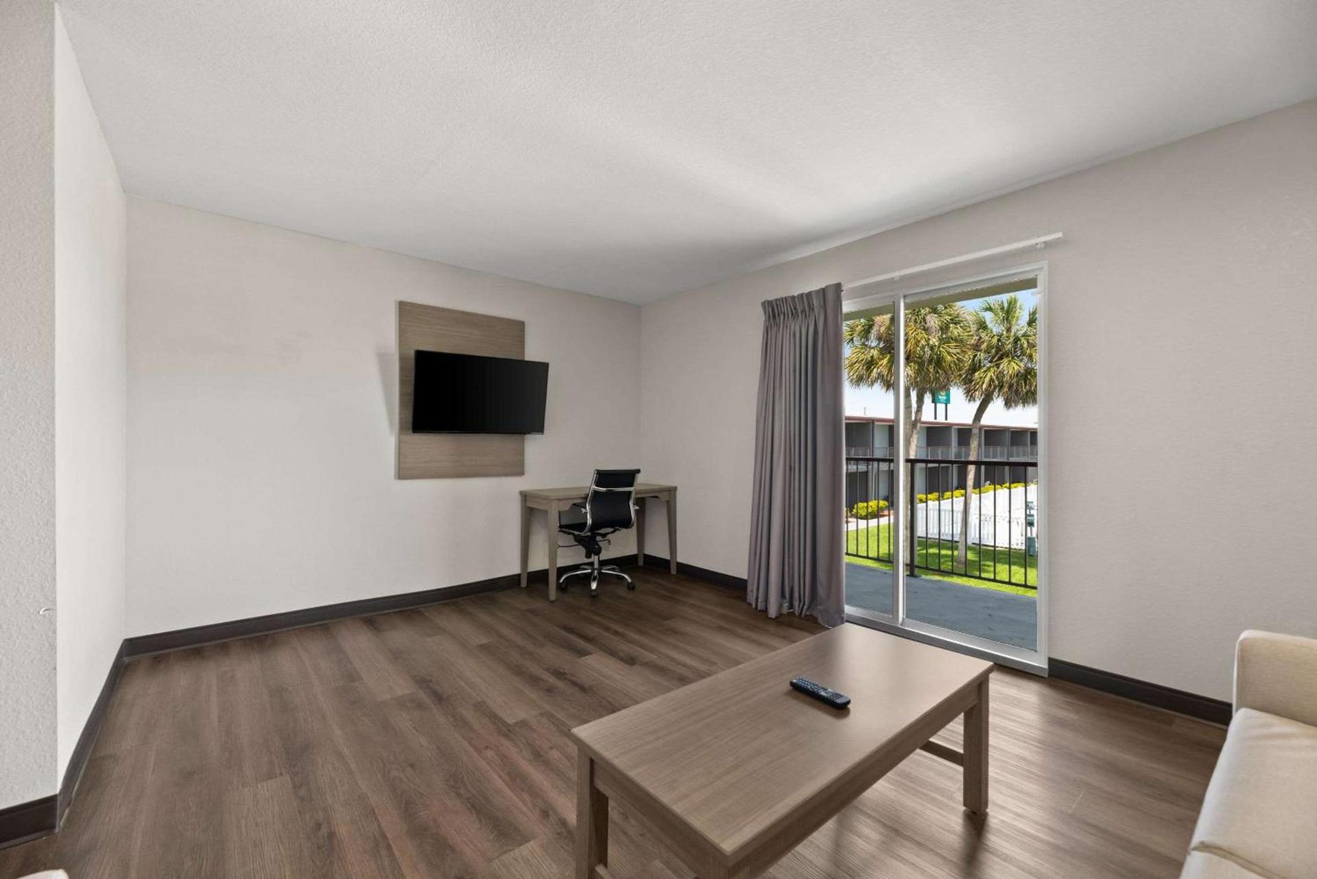 Quality Suites Wildwood - The Villages photo 18