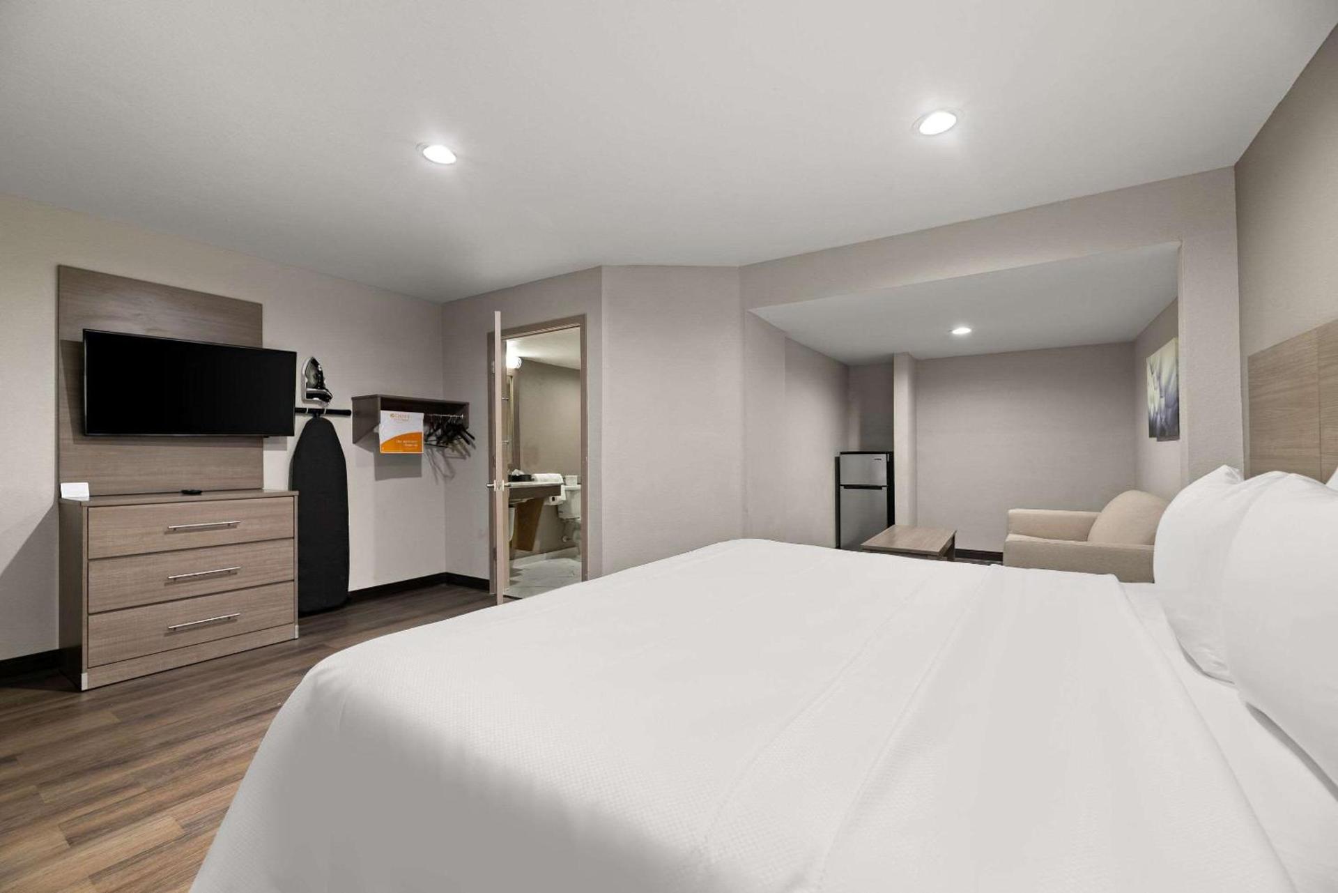Quality Suites Wildwood - The Villages photo 23