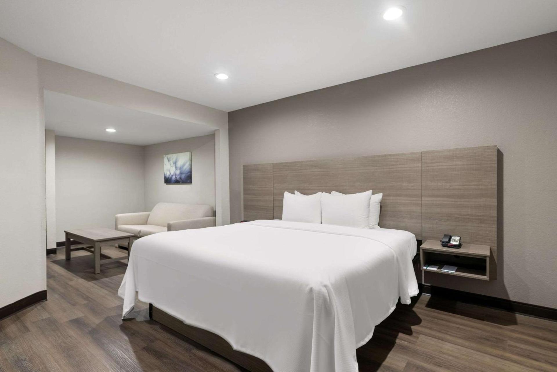 Quality Suites Wildwood - The Villages photo 22