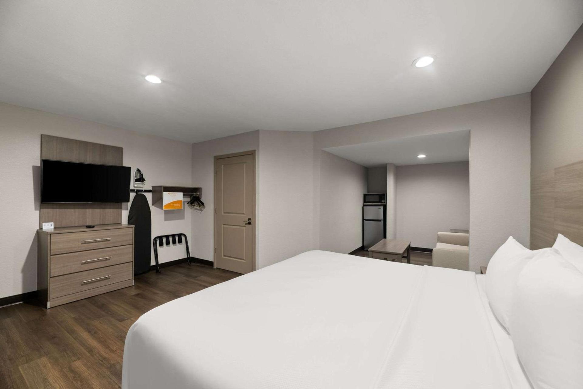 Quality Suites Wildwood - The Villages photo 26