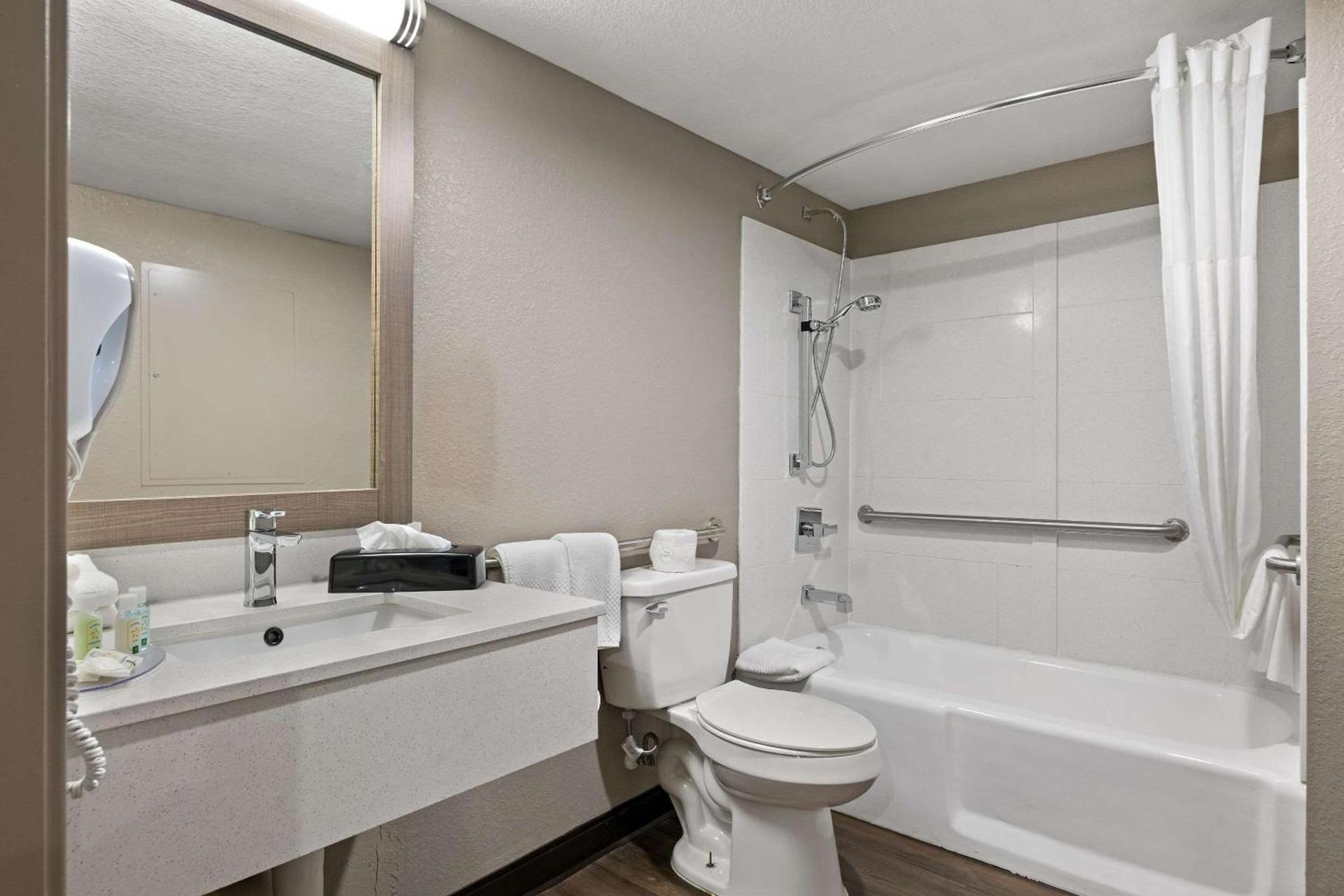 Quality Suites Wildwood - The Villages photo 27