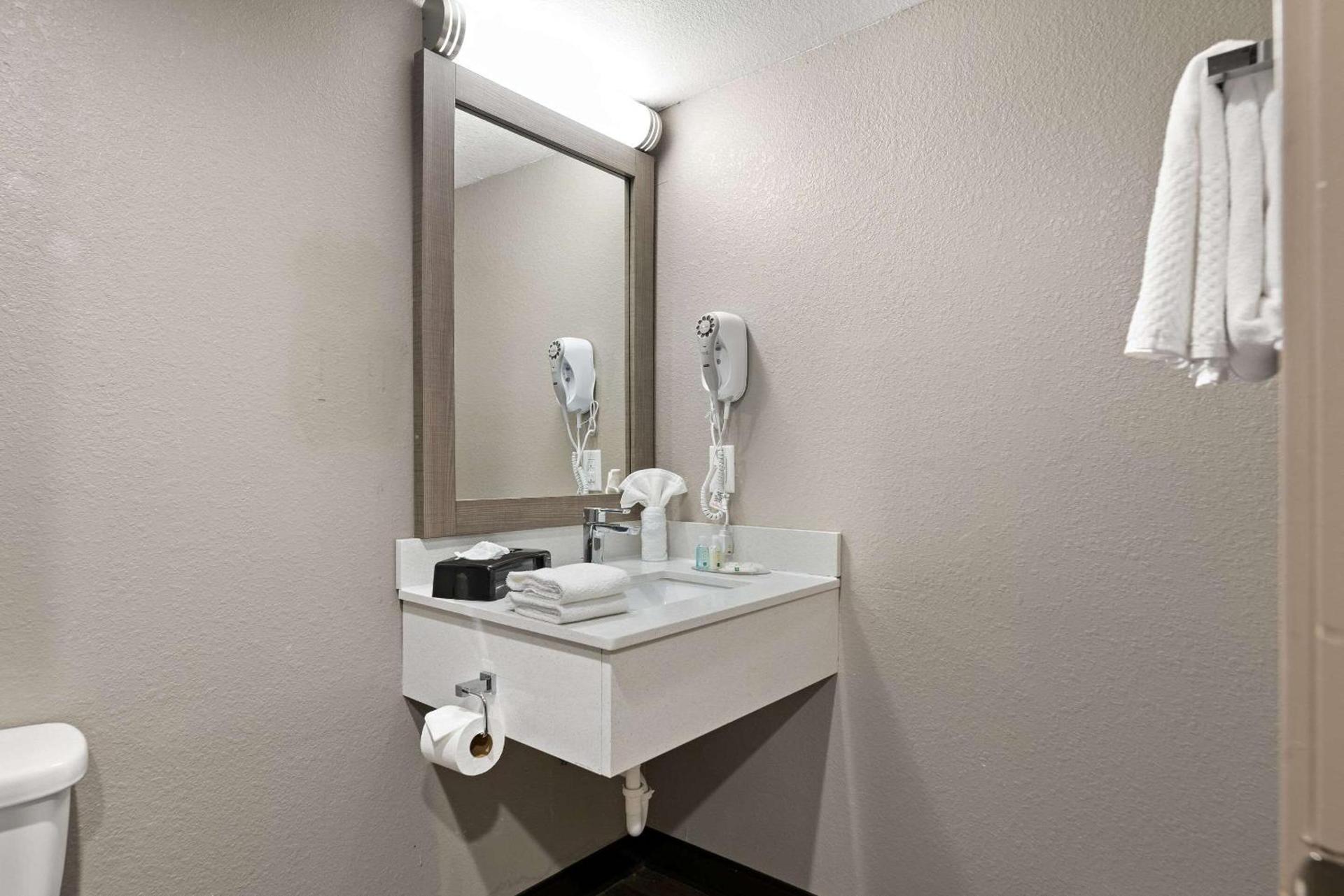 Quality Suites Wildwood - The Villages photo 28