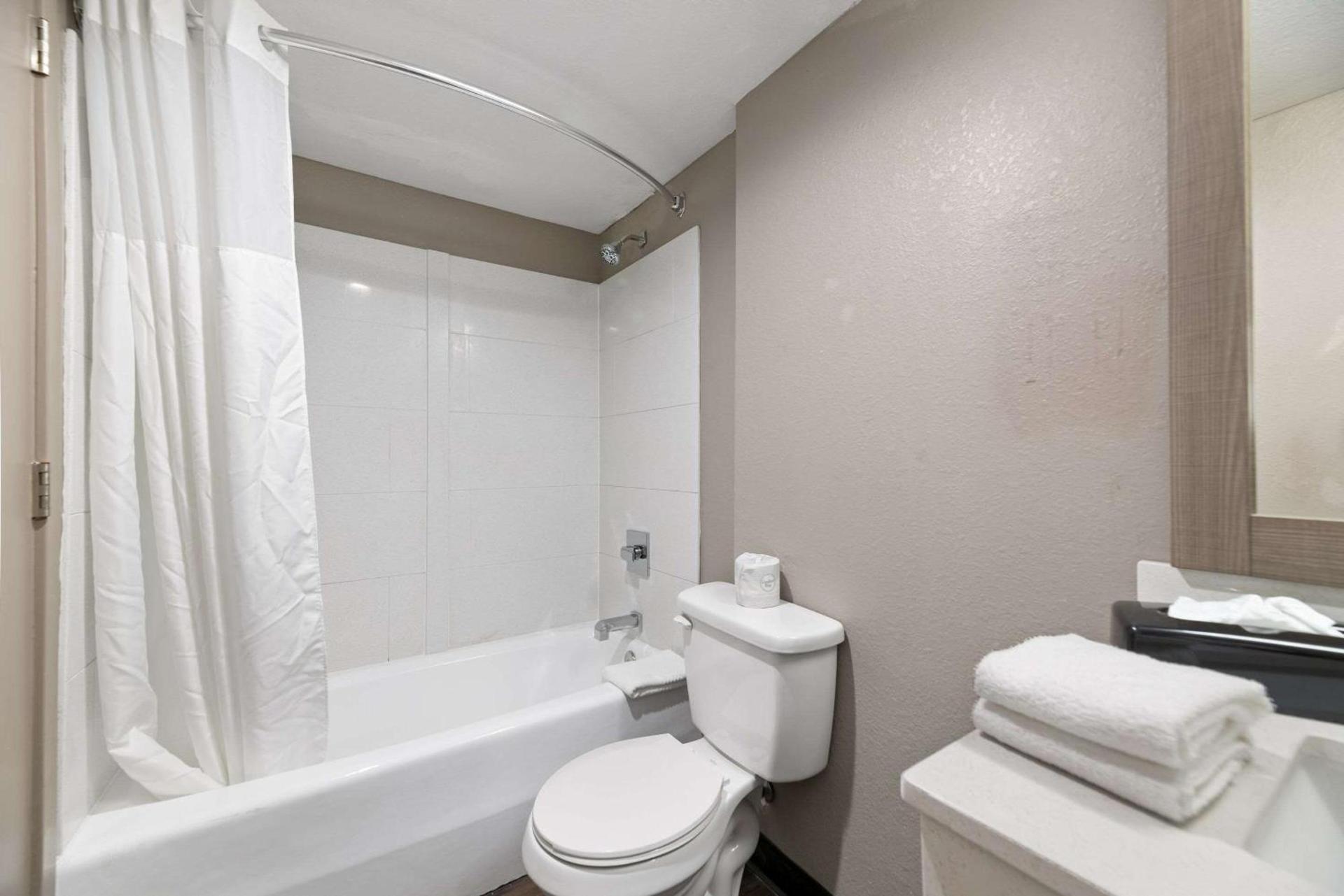 Quality Suites Wildwood - The Villages photo 29