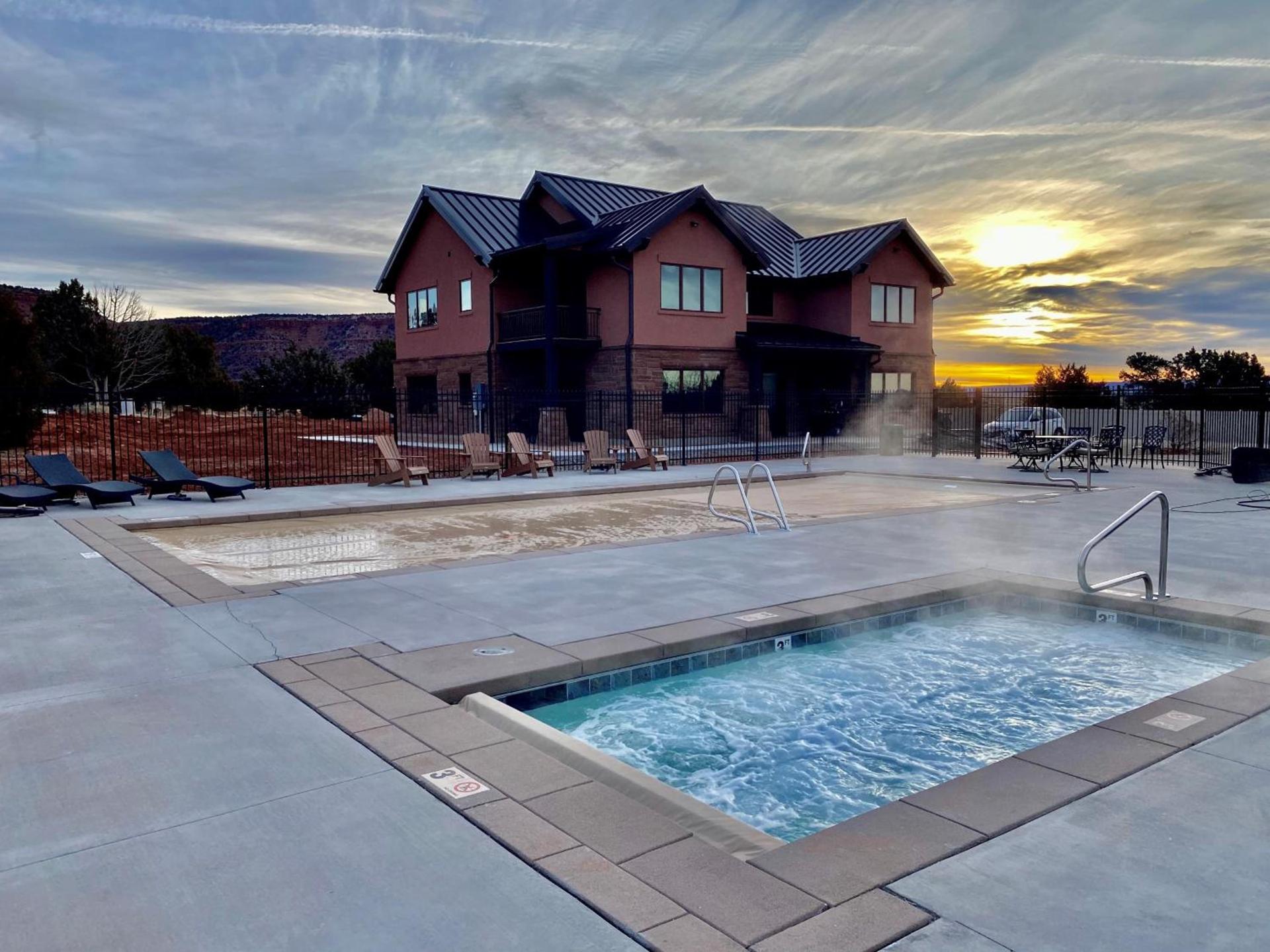 Beautiful Lodge With Private Pool, Hot Tub, And Pickleball Court photo 2