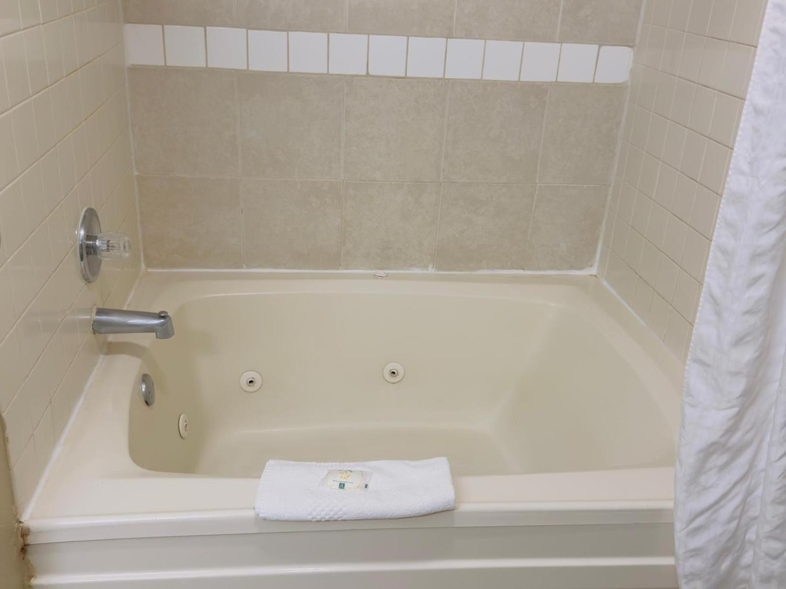 Quality Inn & Suites Seville photo 48