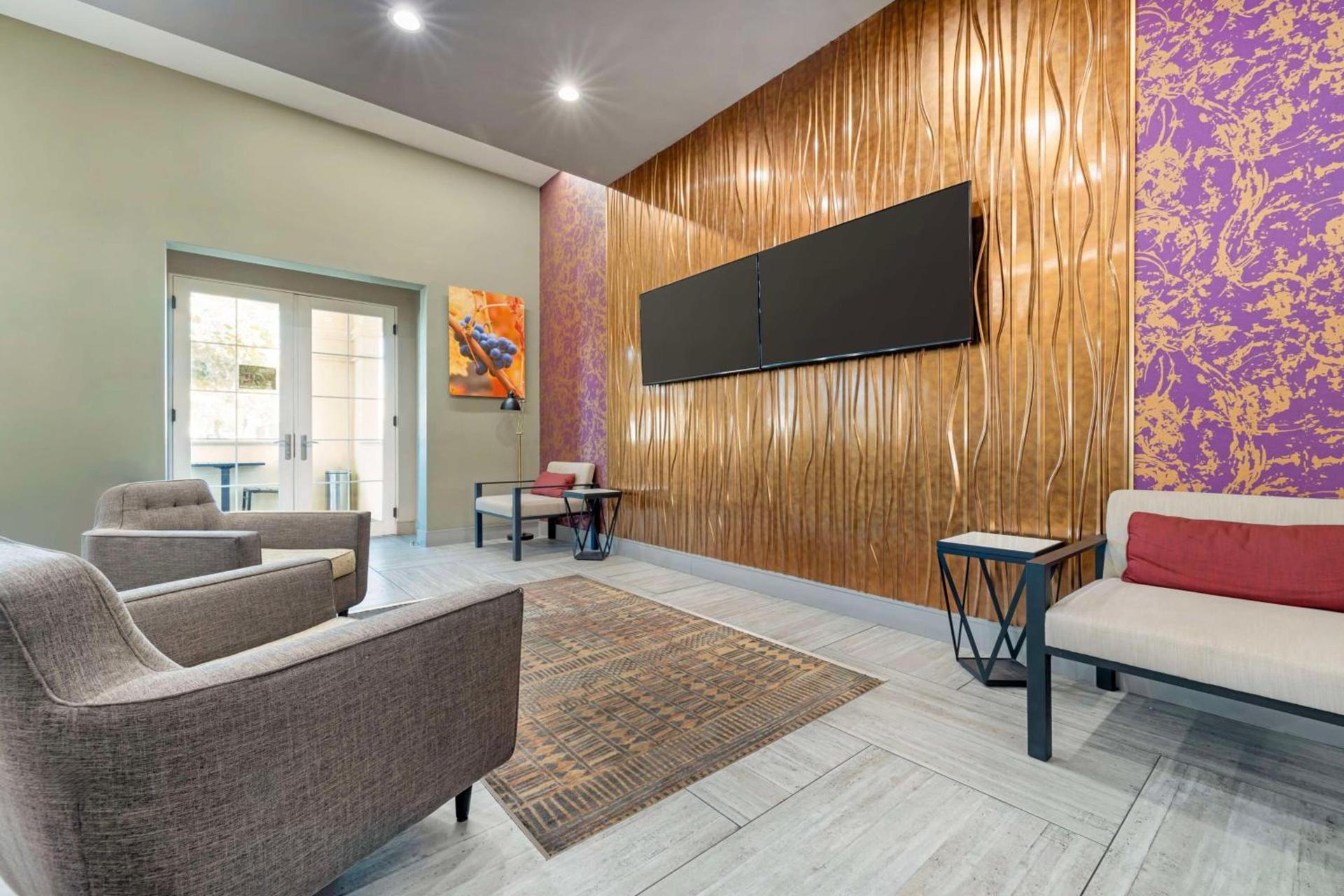 Best Western Plus Temecula Wine Country Hotel & Suites photo 3