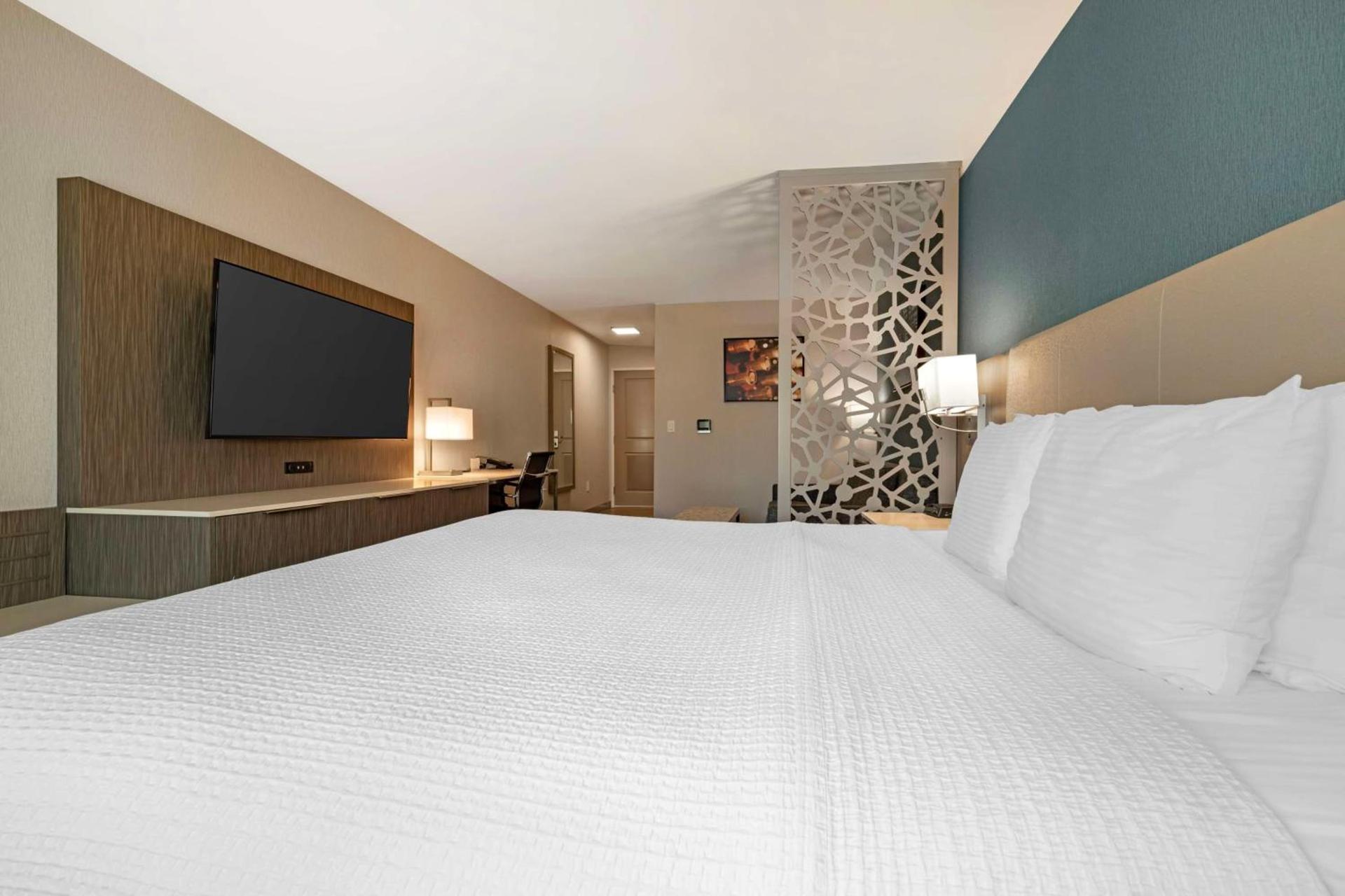 Best Western Plus Temecula Wine Country Hotel & Suites photo 13