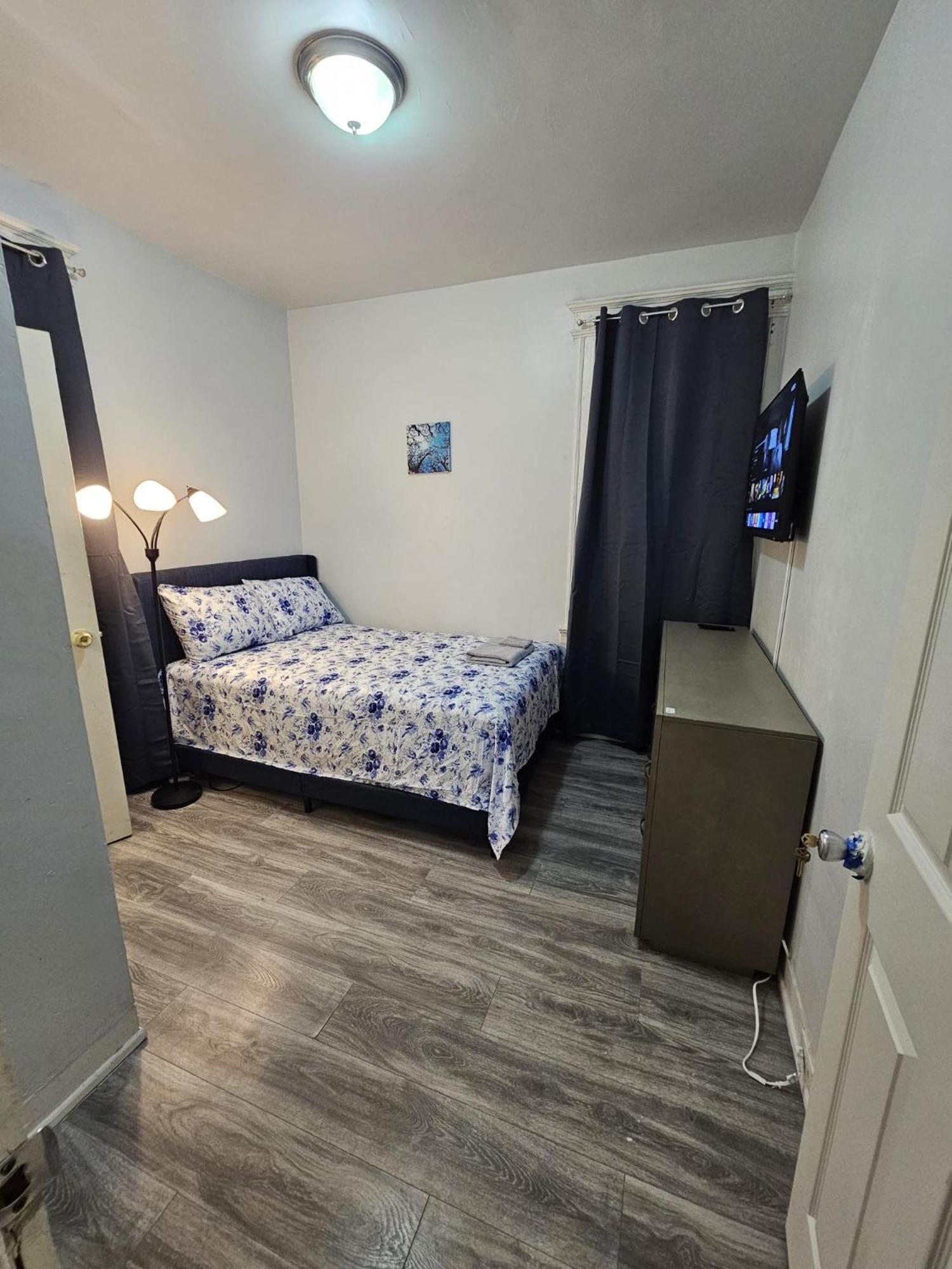 3F8-Chelsea Suites In-Unit washer dryer and TV photo 5