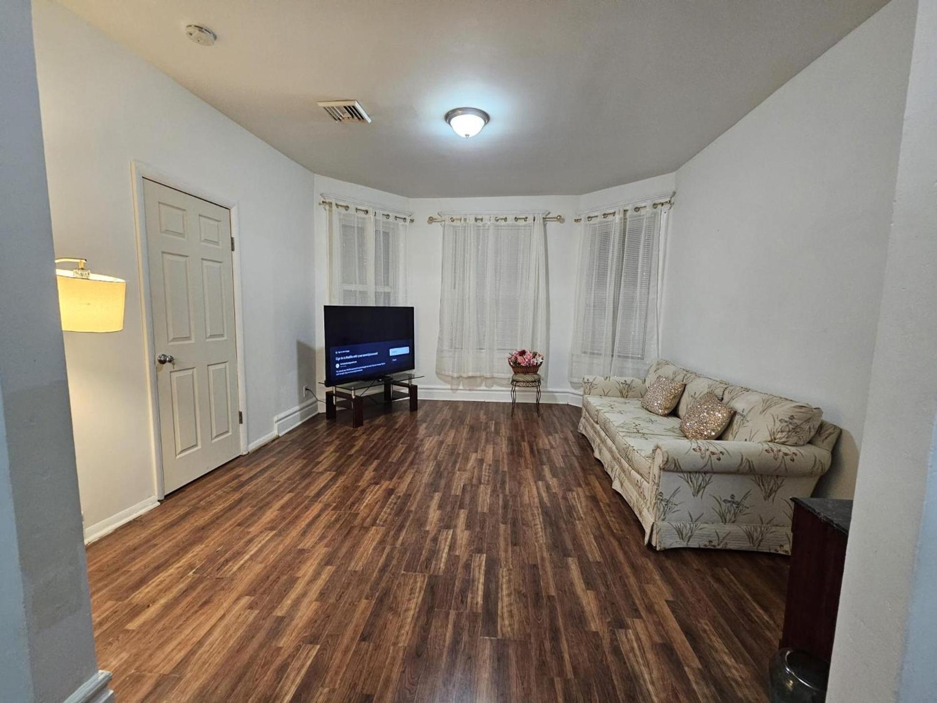 3F8-Chelsea Suites In-Unit washer dryer and TV photo 17