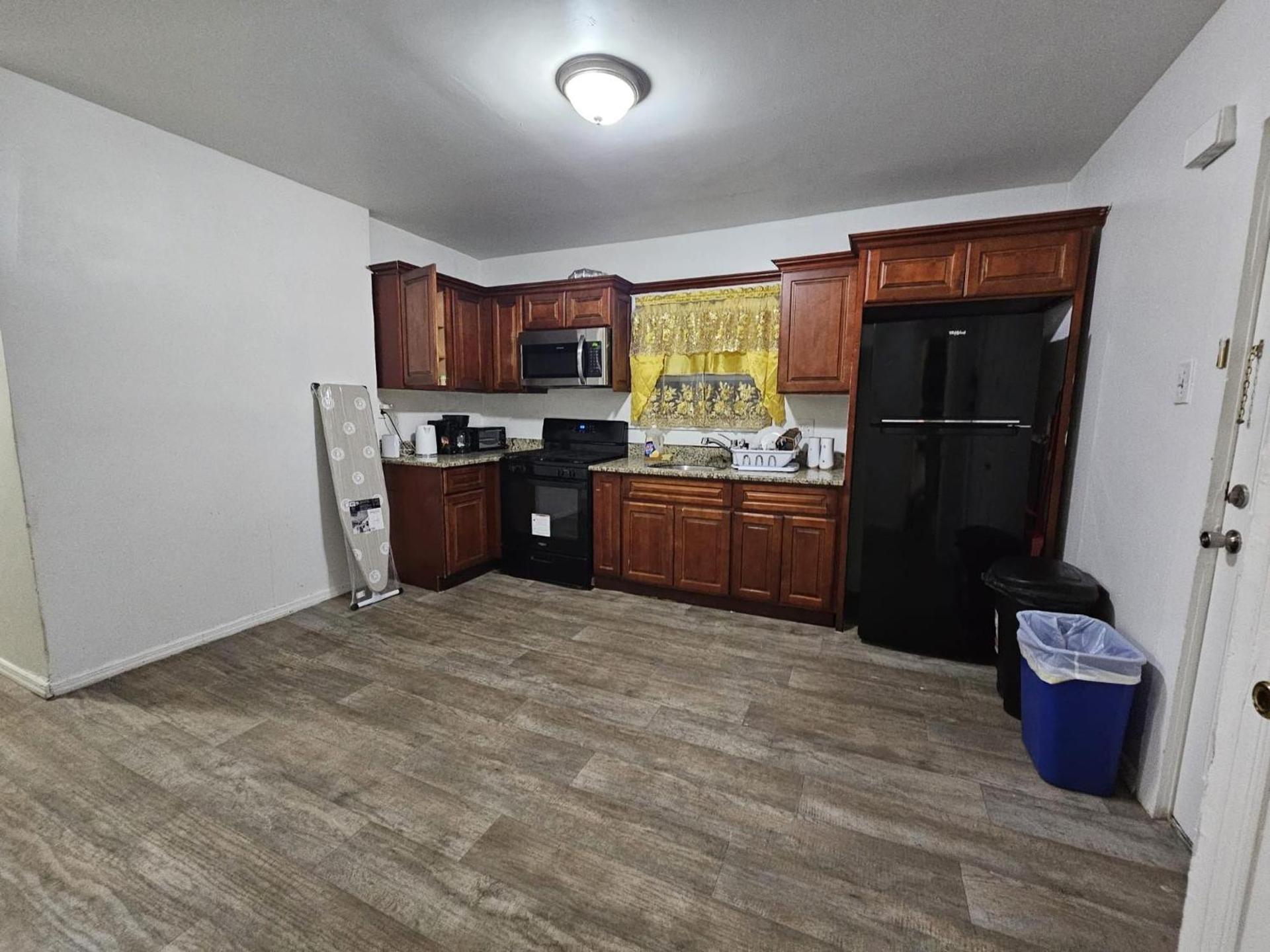 3F8-Chelsea Suites In-Unit washer dryer and TV photo 7