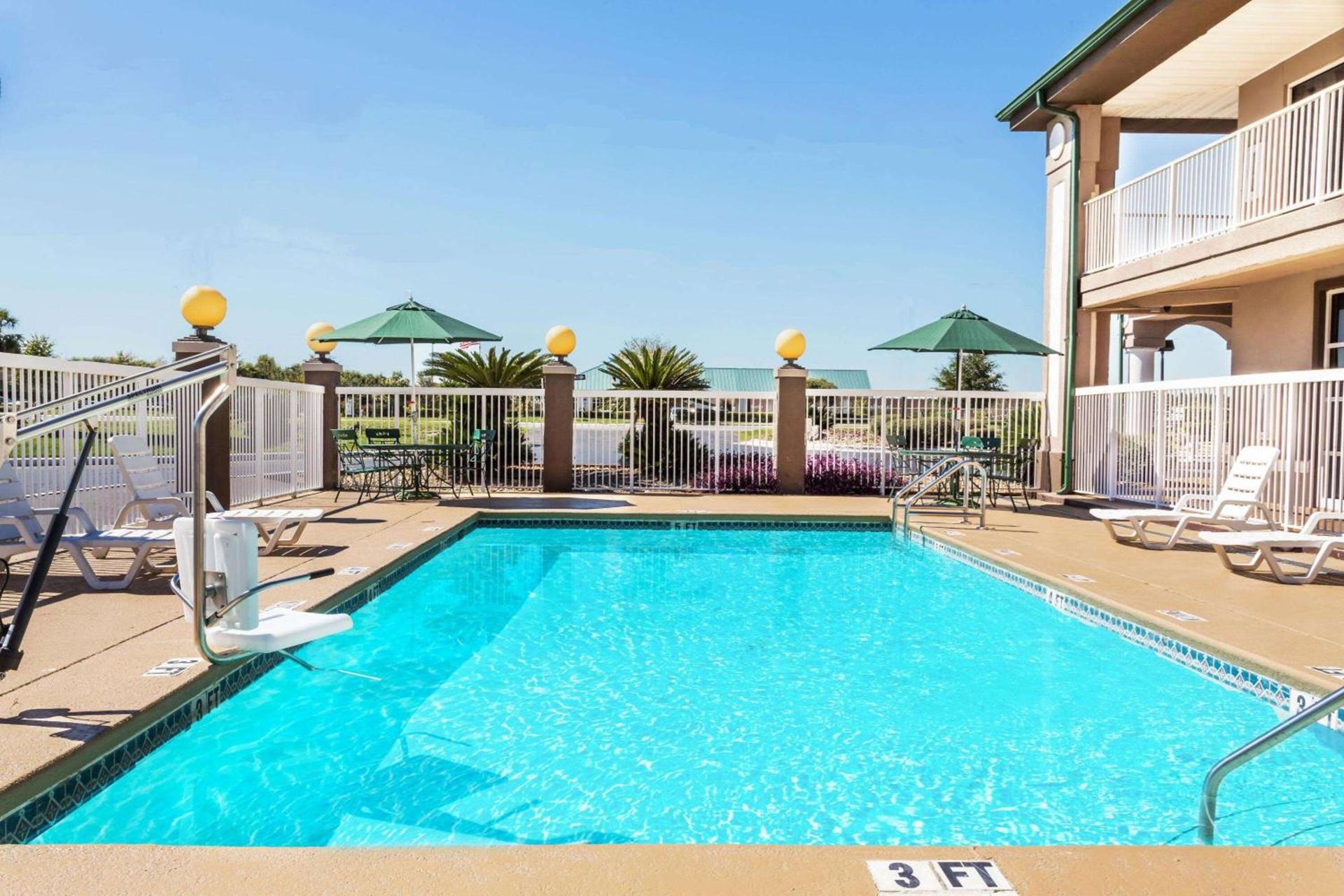 Super 8 by Wyndham Marianna I-10 photo 3