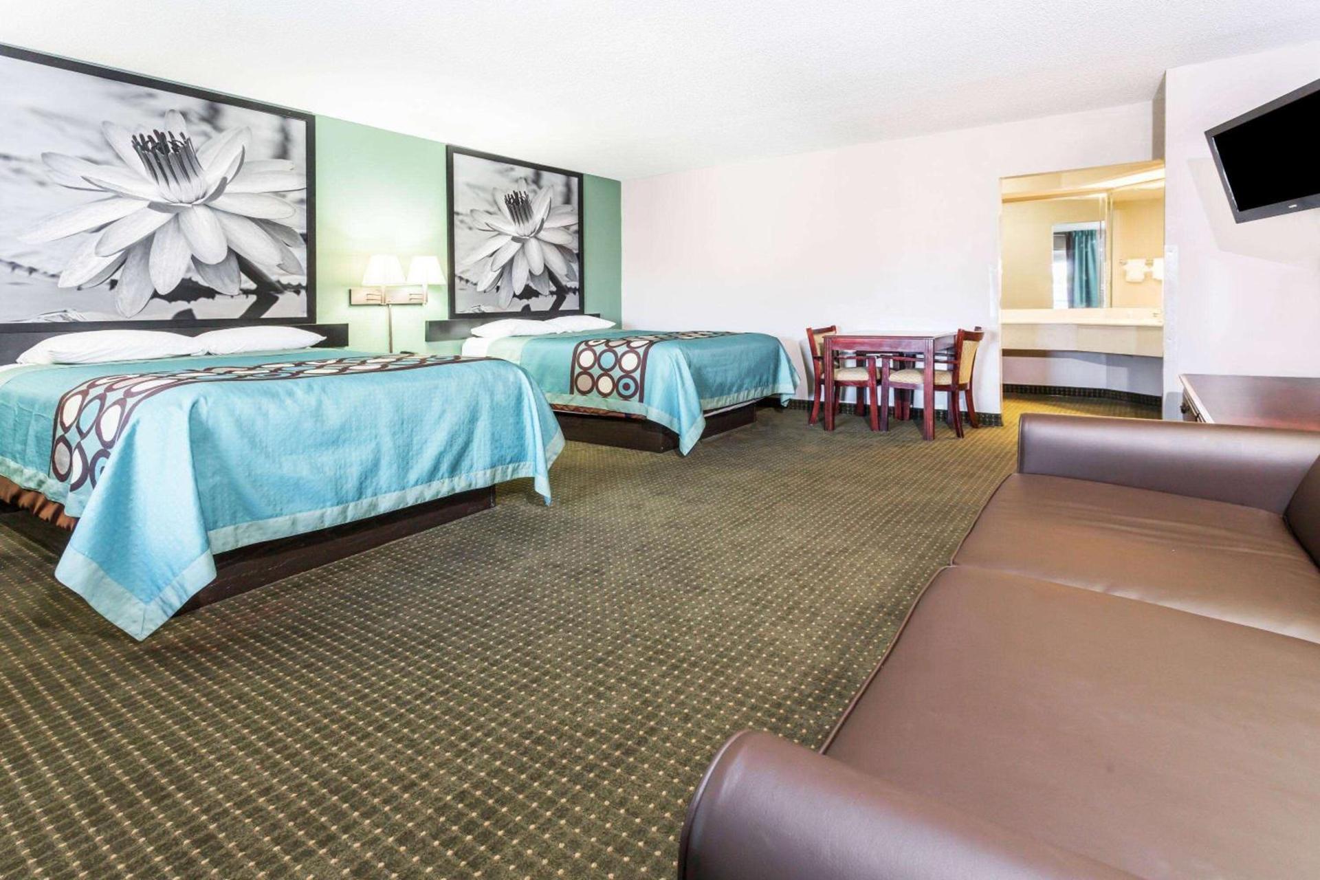 Super 8 by Wyndham Marianna I-10 photo 10