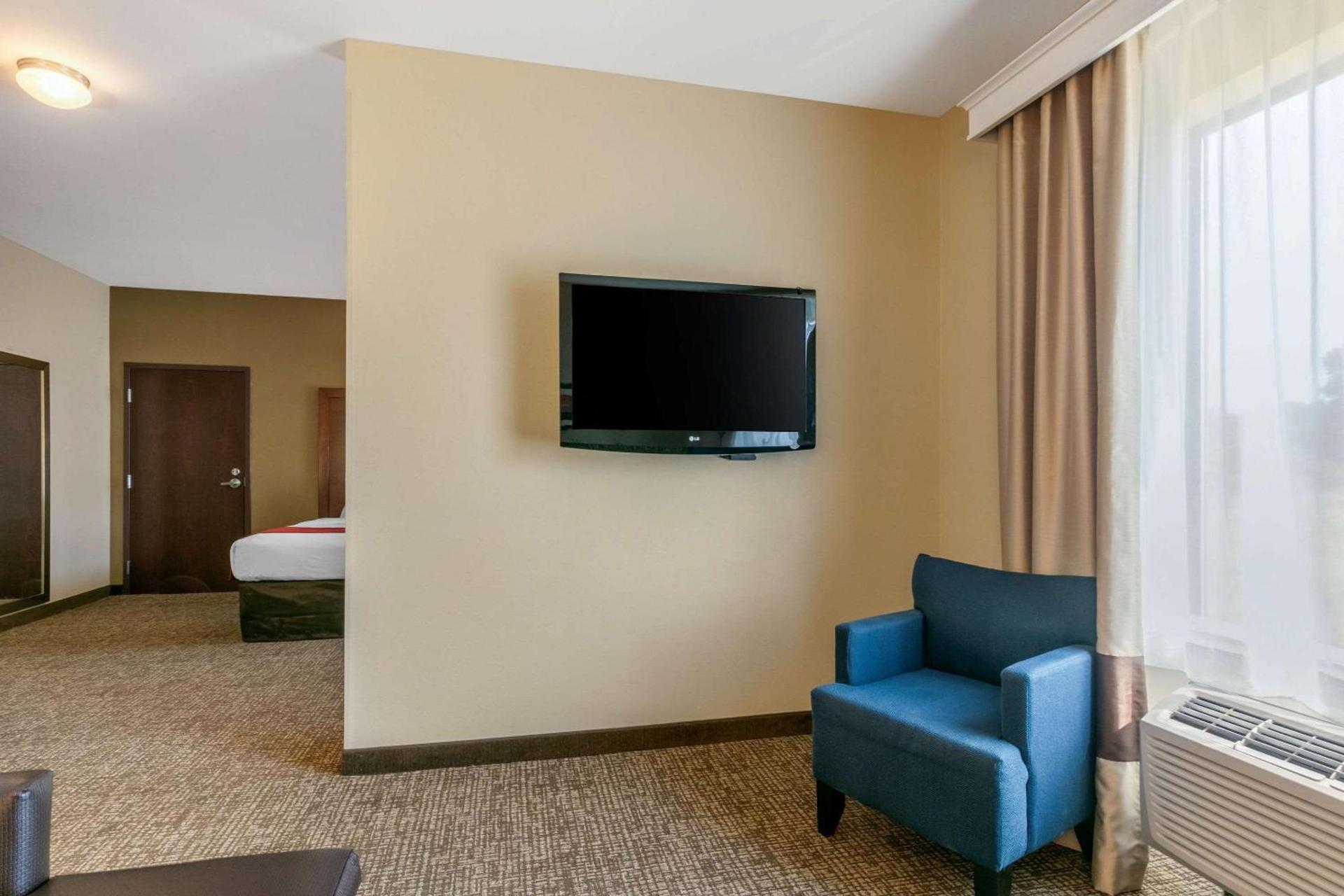 Comfort Suites Forrest City photo 13