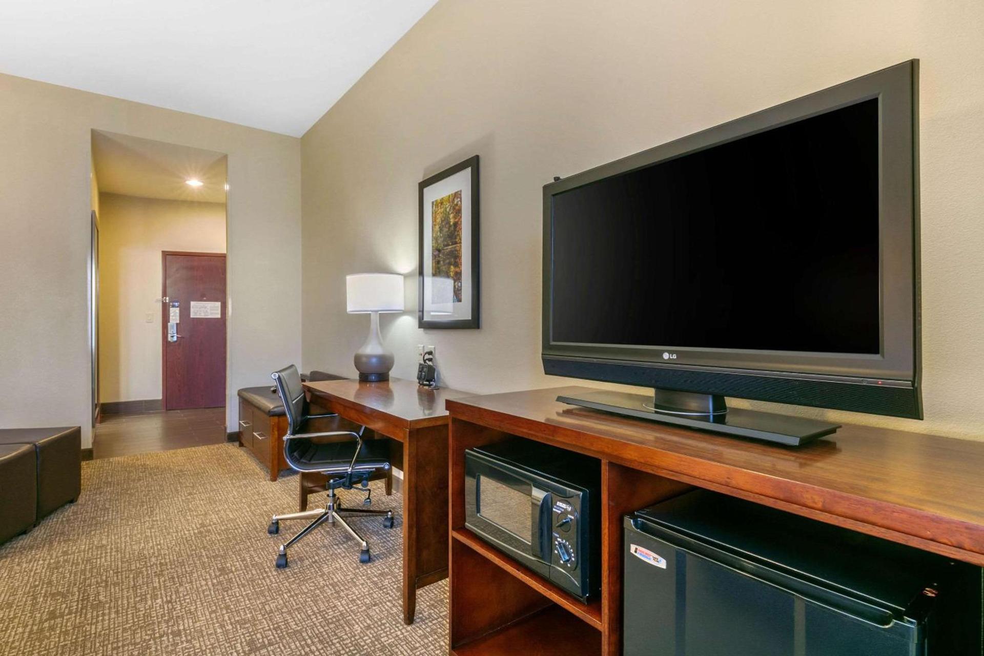Comfort Suites Forrest City photo 17