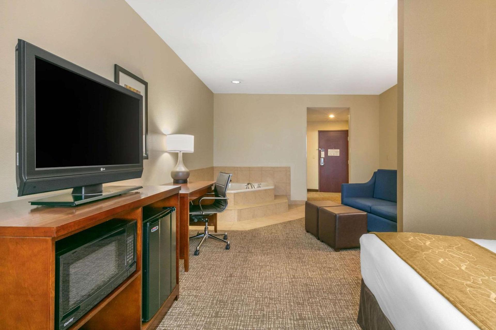 Comfort Suites Forrest City photo 21