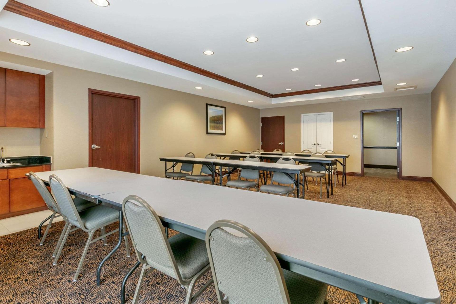 Comfort Suites Forrest City photo 35