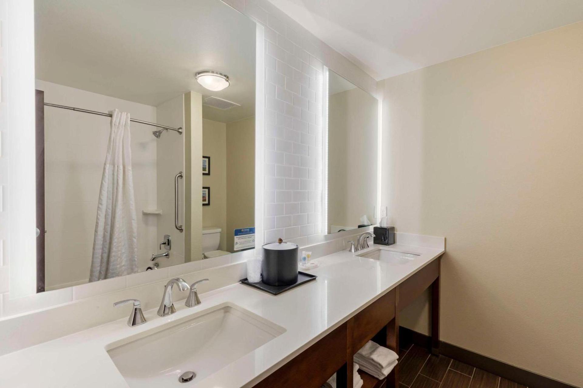 Comfort Suites Loveland photo 32