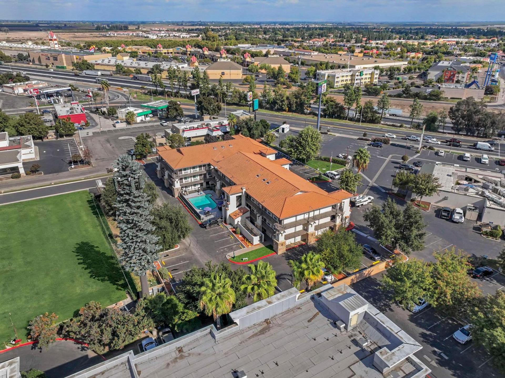 Hillstone Inn Tulare, an Ascend Collection Hotel photo 2