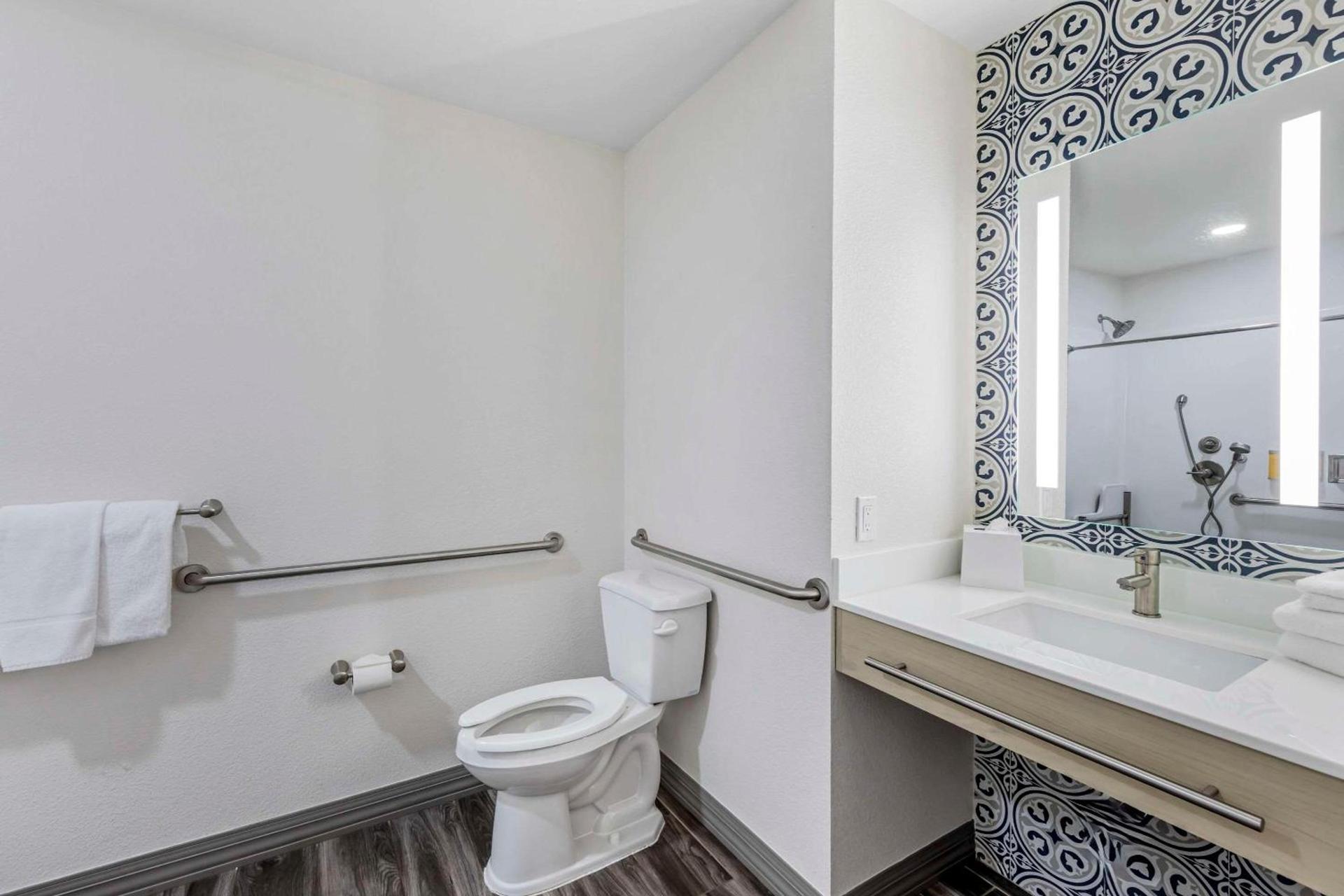 Hillstone Inn Tulare, an Ascend Collection Hotel photo 24
