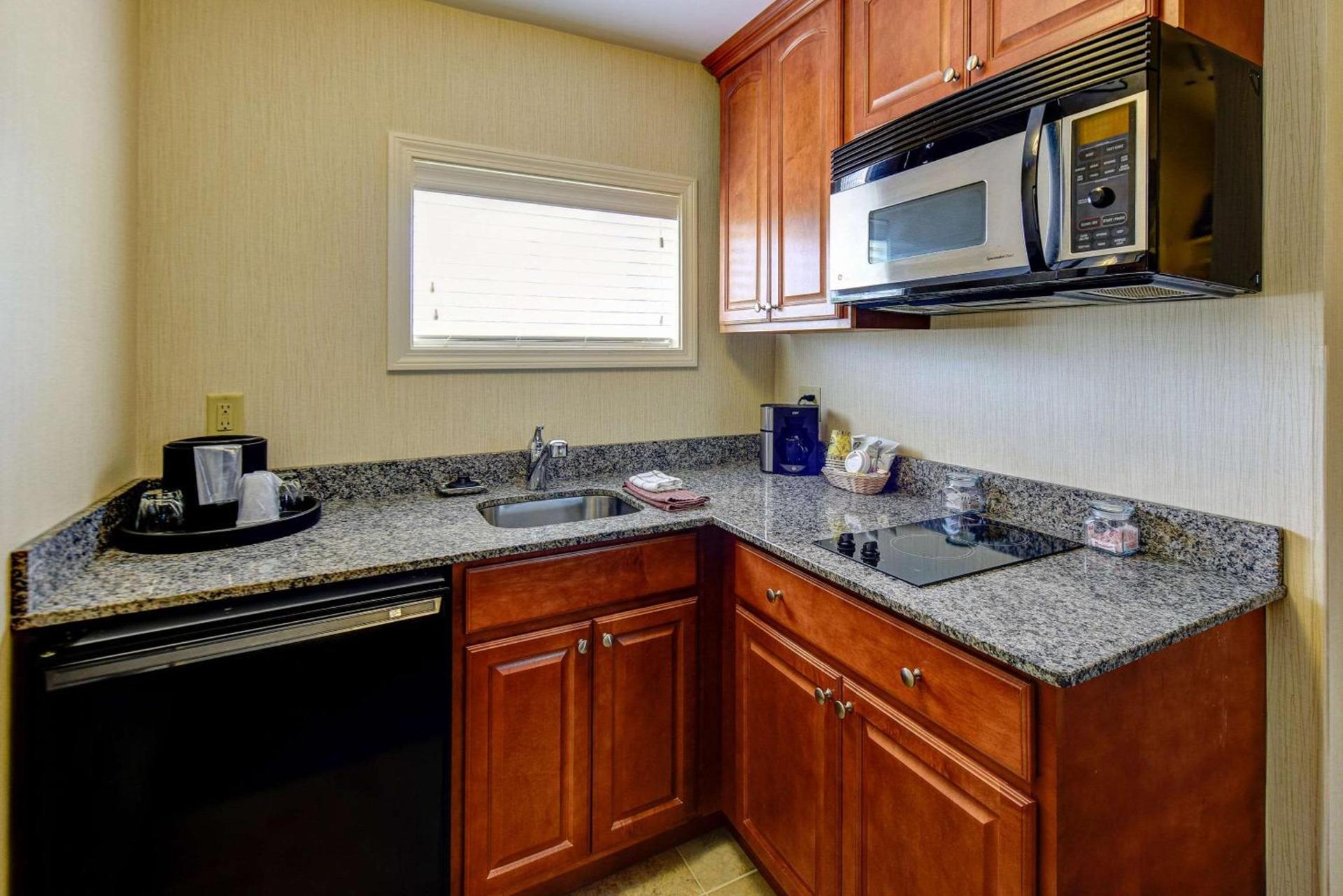 Port Inn and Suites Portsmouth, an Ascend Collection Hotel photo 12
