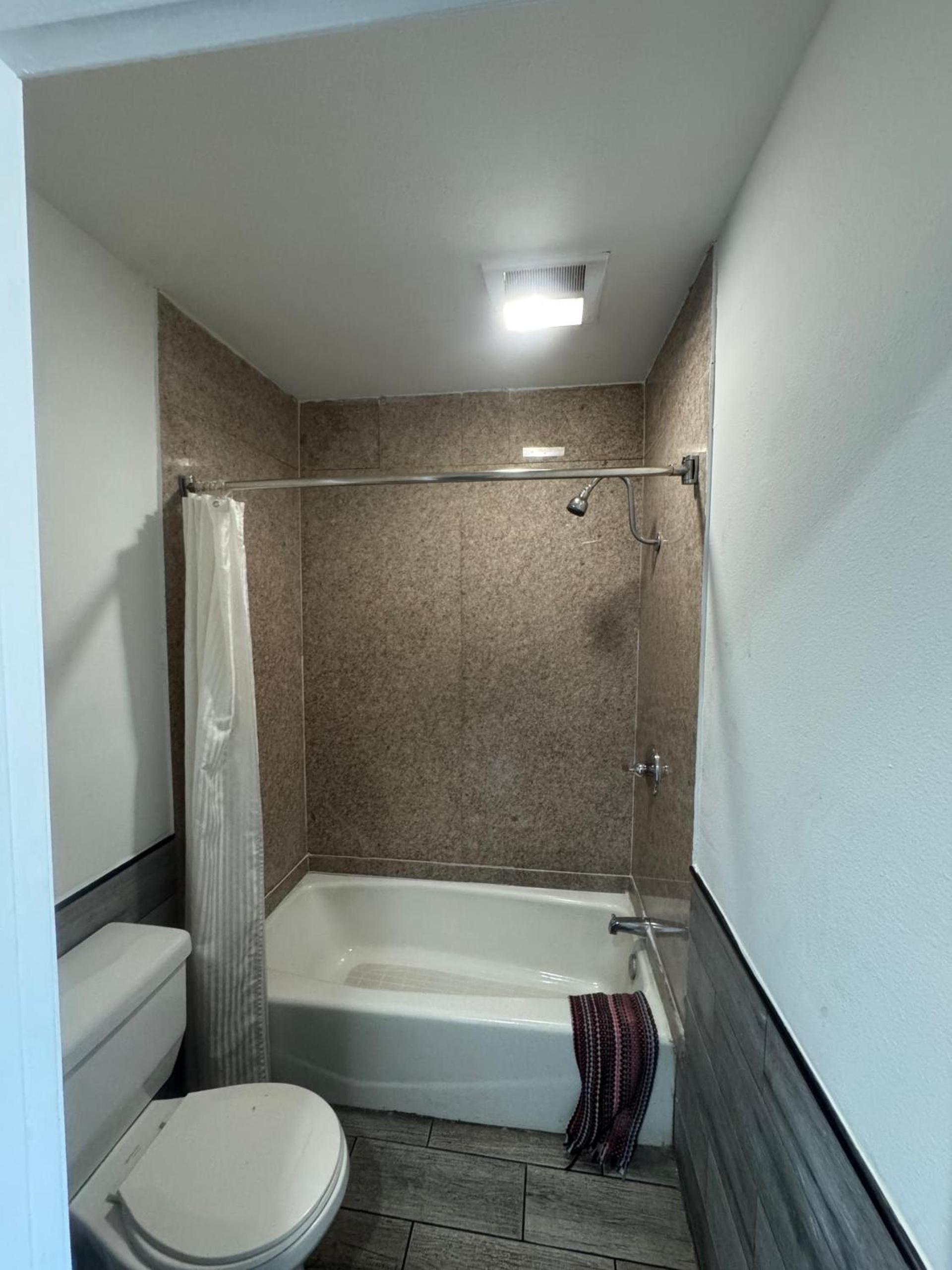 Hiland Motel photo 25