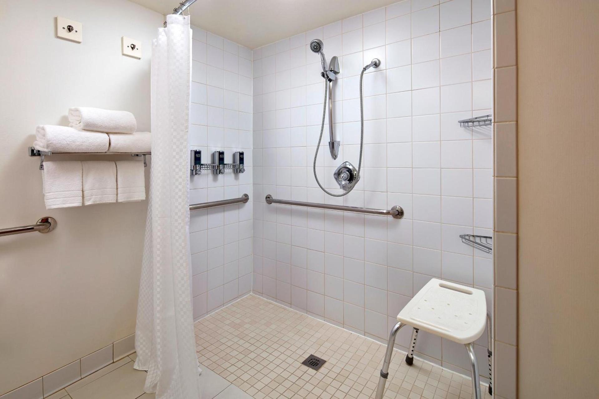 Four Points by Sheraton Bakersfield photo 9