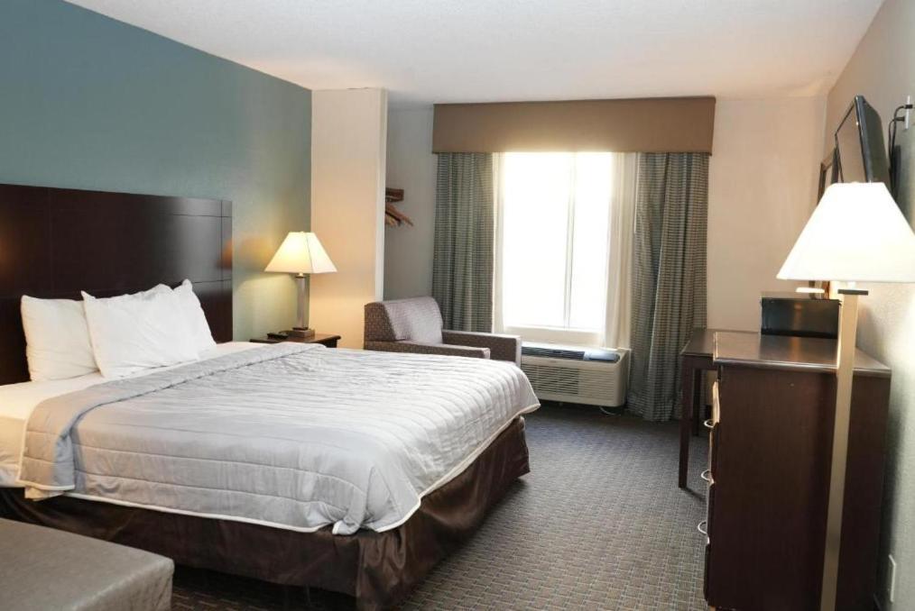 Copley Inn & Suites By OYO Akron OH photo 25