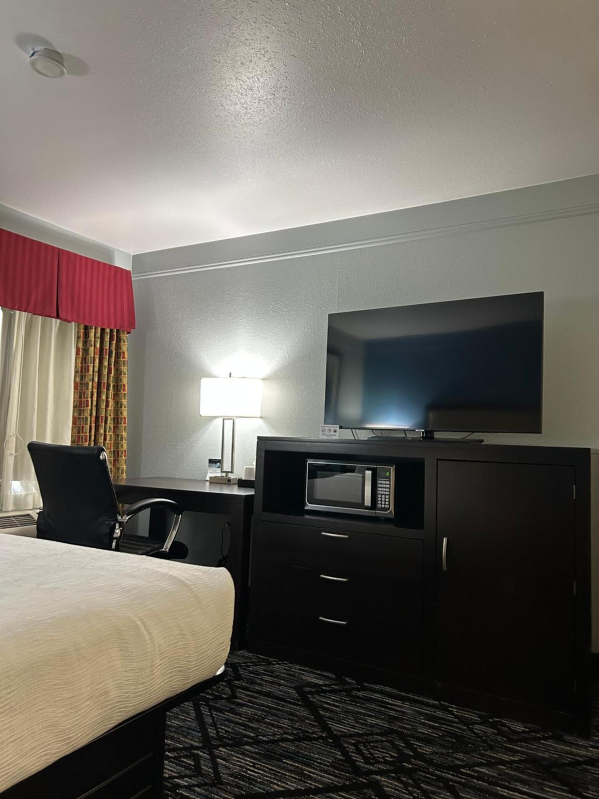 Baymont by Wyndham Litchfield photo 37