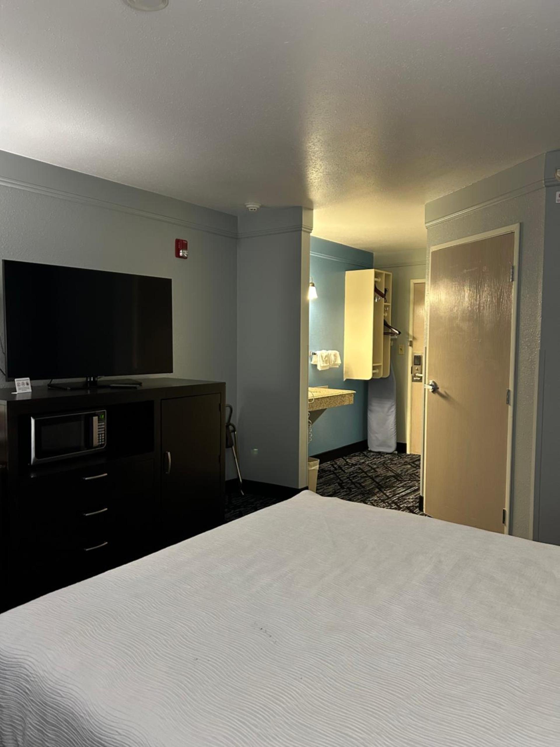 Baymont by Wyndham Litchfield photo 38