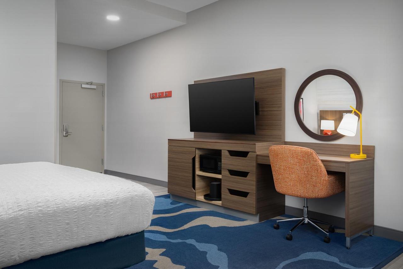 Hampton Inn & Suites Naples South photo 37