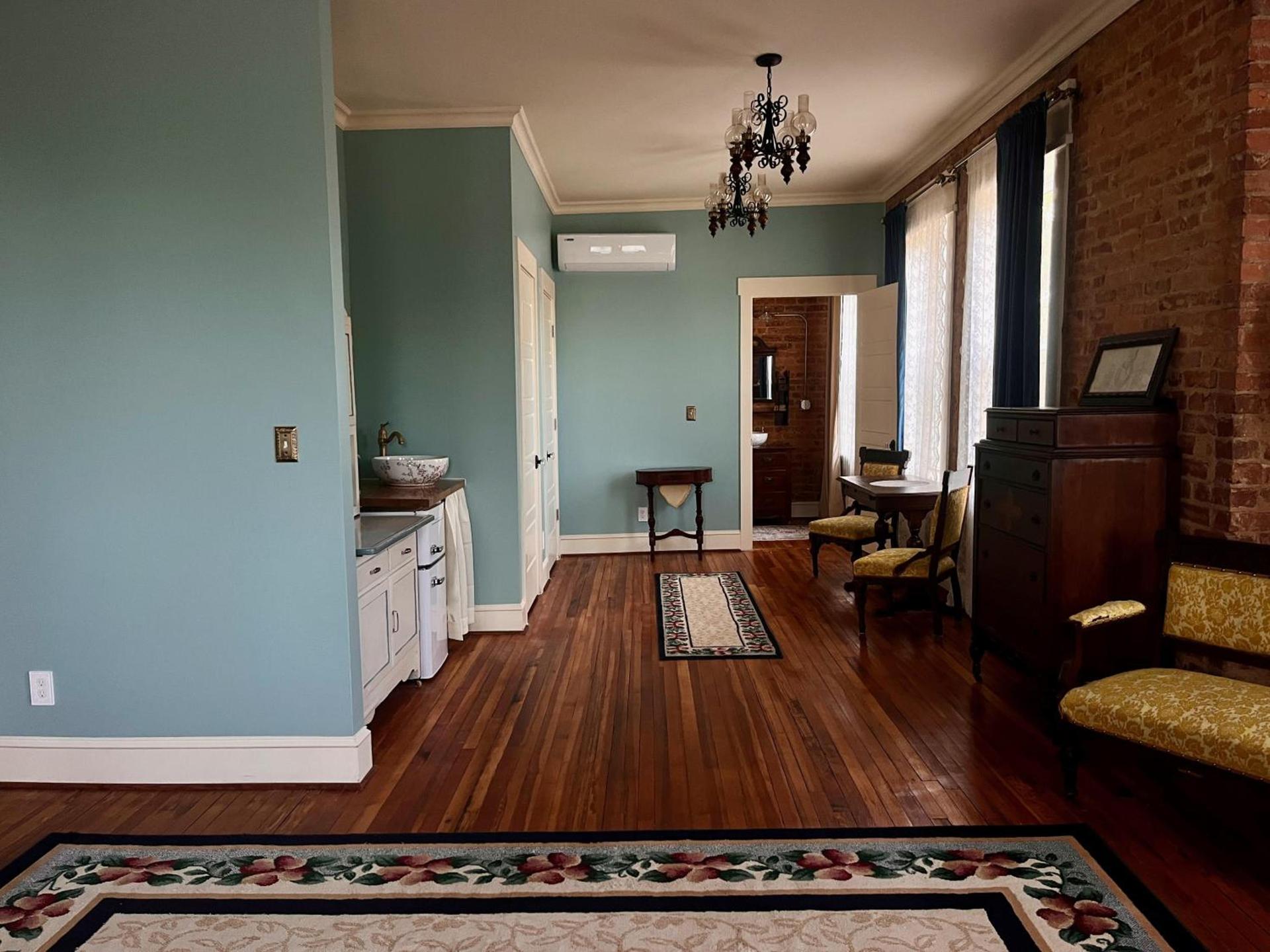 Tanglewood Inn photo 4