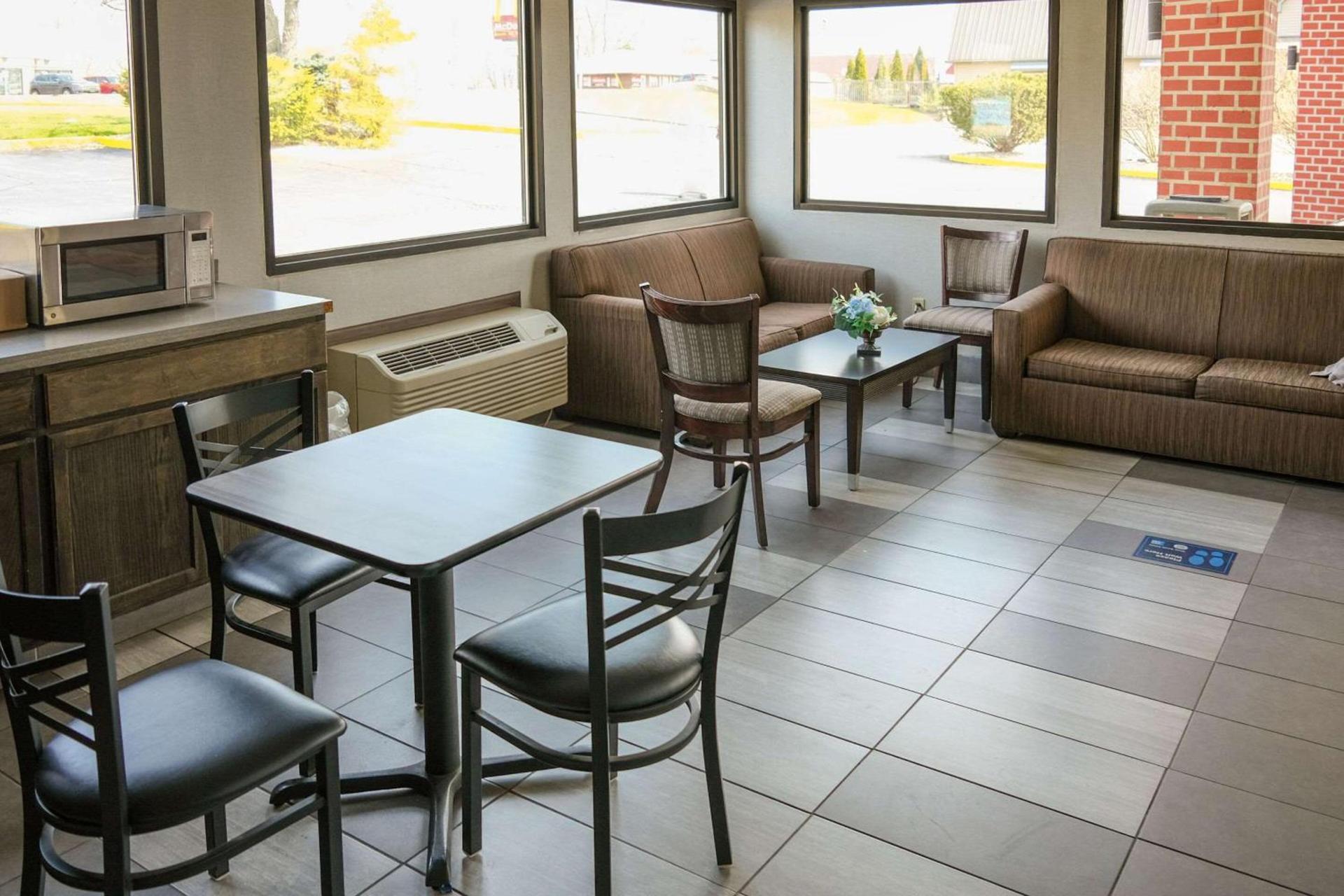 Econo Lodge Wooster photo 2