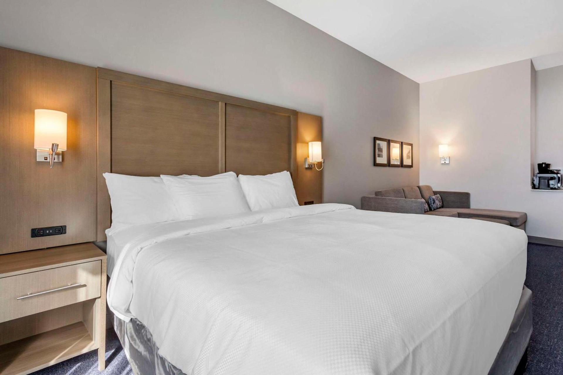 Comfort Suites Scottsdale Talking Stick Entertainment District photo 9