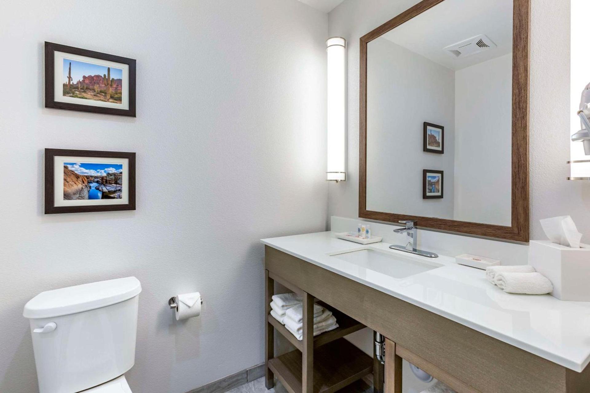 Comfort Suites Scottsdale Talking Stick Entertainment District photo 13