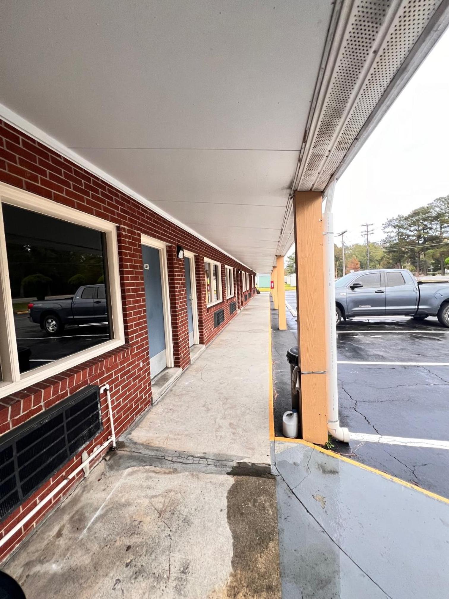 Budget Inn Jacksonville photo 5