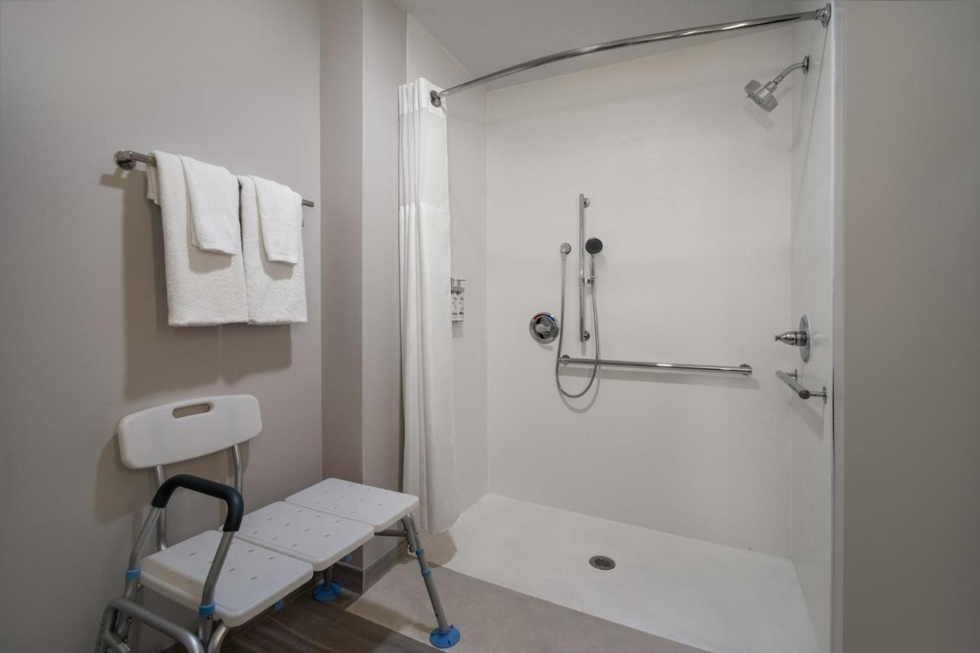Holiday Inn Express & Suites Muskegon - Grand Haven by IHG photo 44