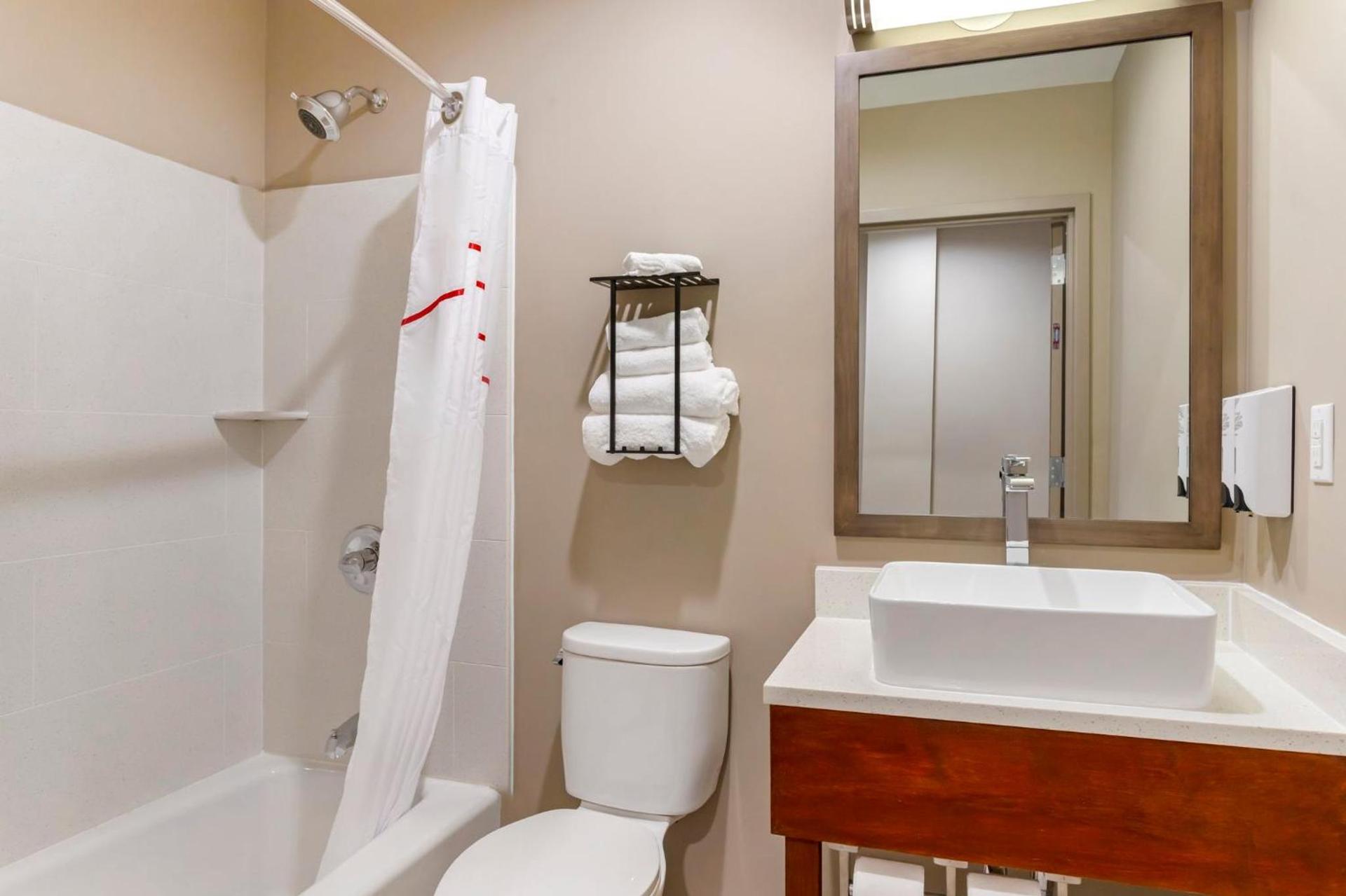 Red Roof Inn PLUS Jamaica, NY - JFK Airport photo 38