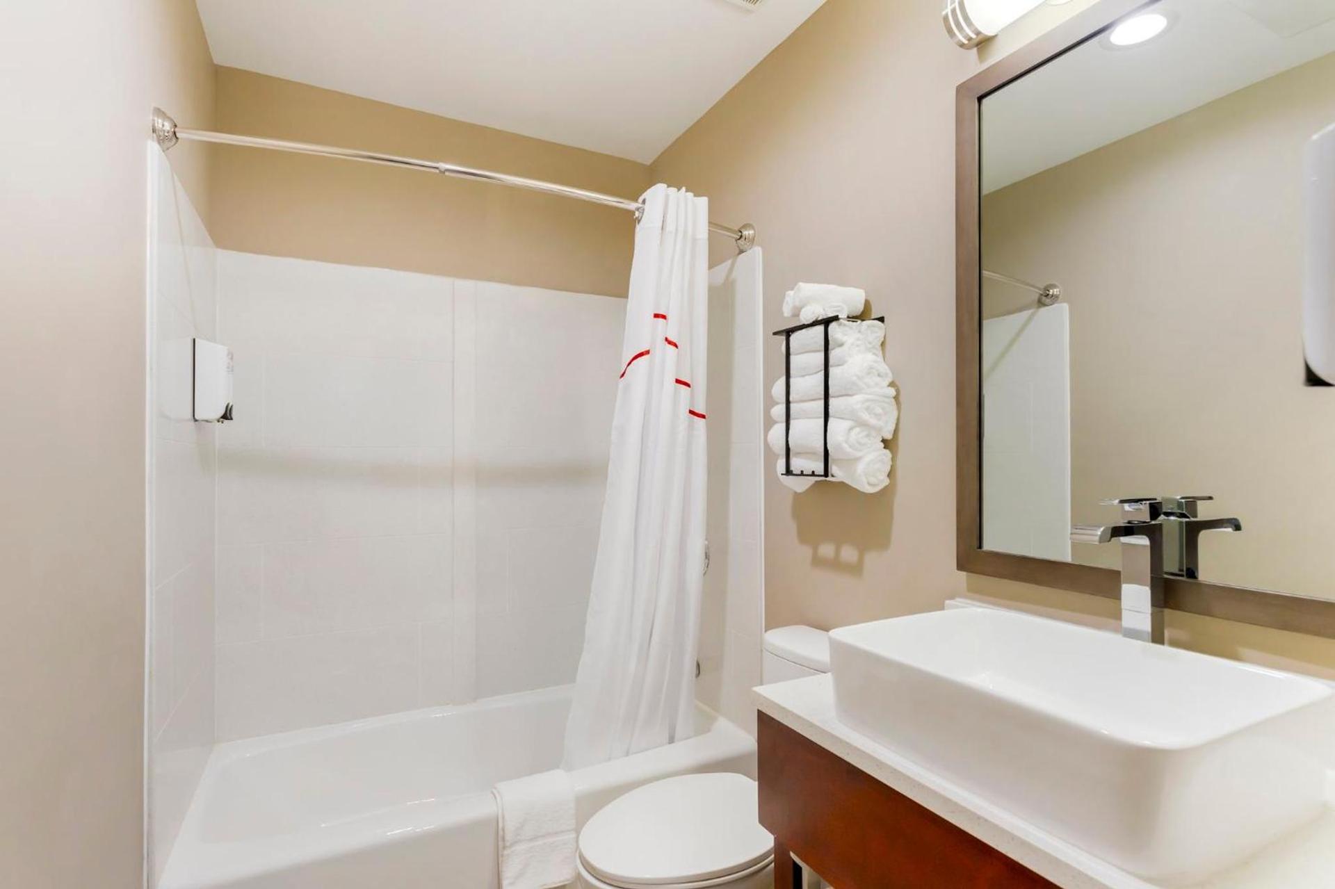 Red Roof Inn PLUS Jamaica, NY - JFK Airport photo 40