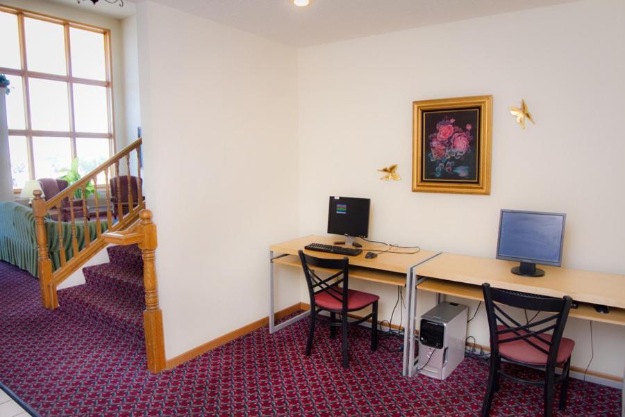 Alliance Hotel & Suites, a Howard Johnson by Wyndham photo 3
