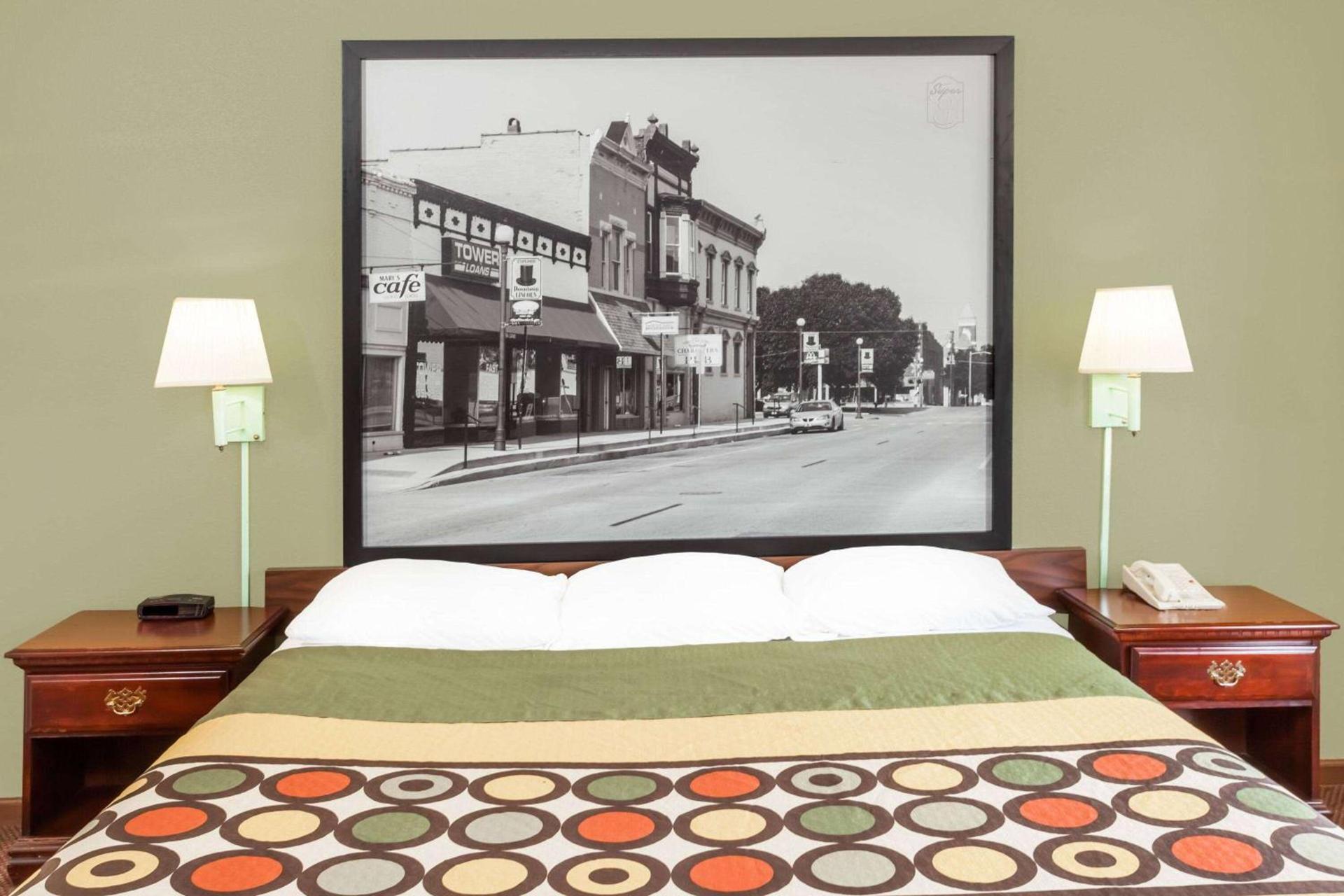 Super 8 by Wyndham Lincoln photo 11