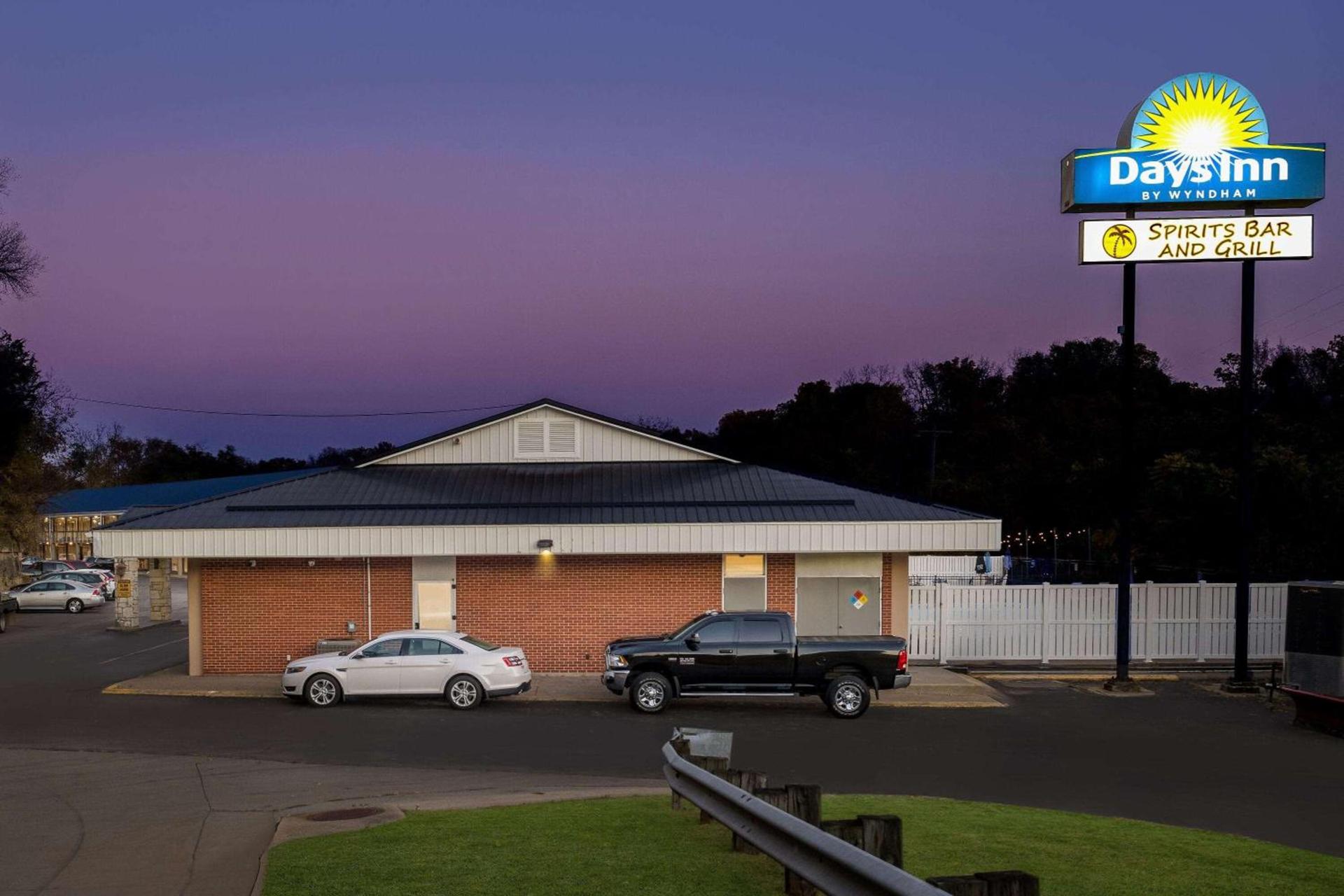 Days Inn by Wyndham Dubuque photo 4