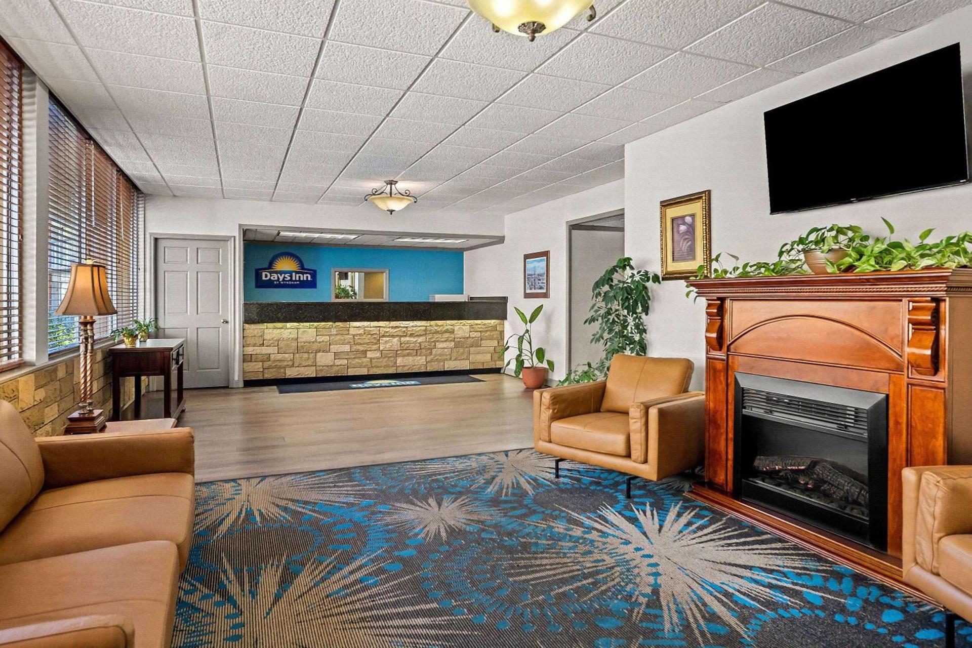 Days Inn by Wyndham Dubuque photo 7