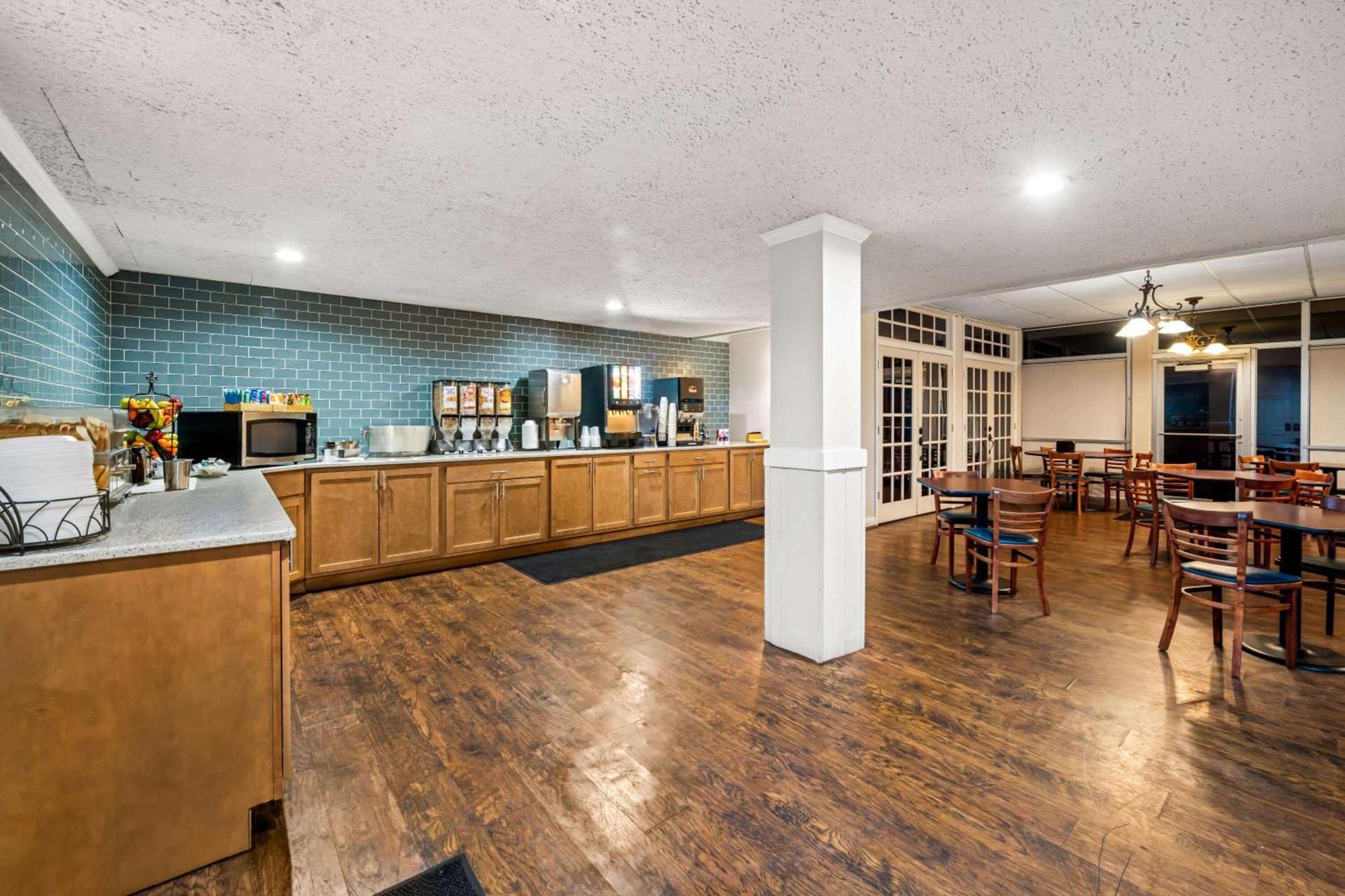 Days Inn by Wyndham Dubuque photo 11