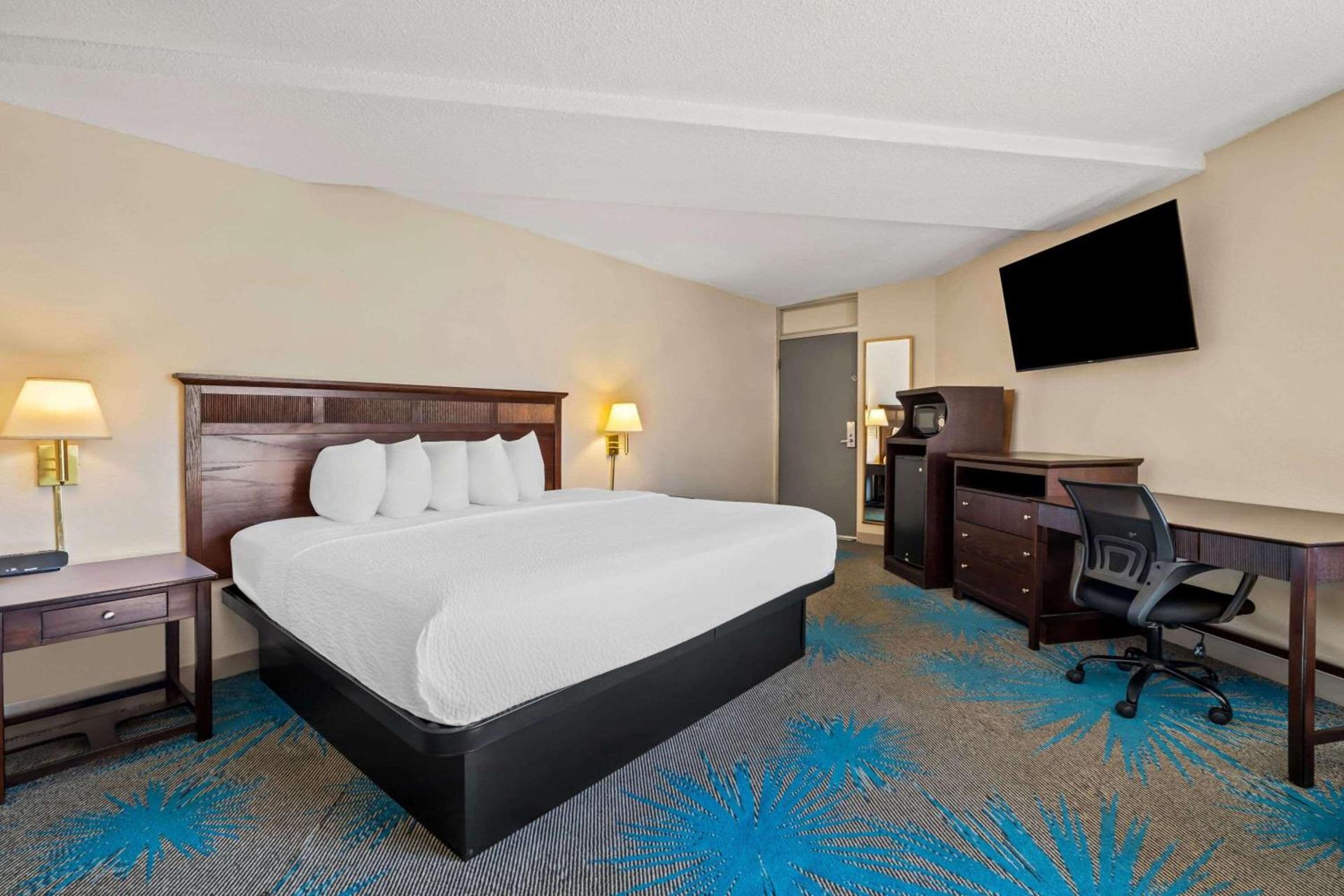 Days Inn by Wyndham Dubuque photo 22