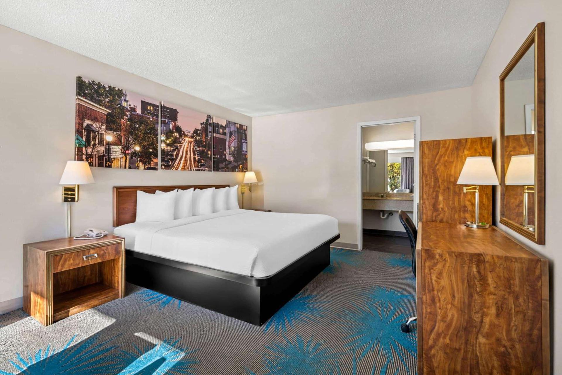Days Inn by Wyndham Dubuque photo 17