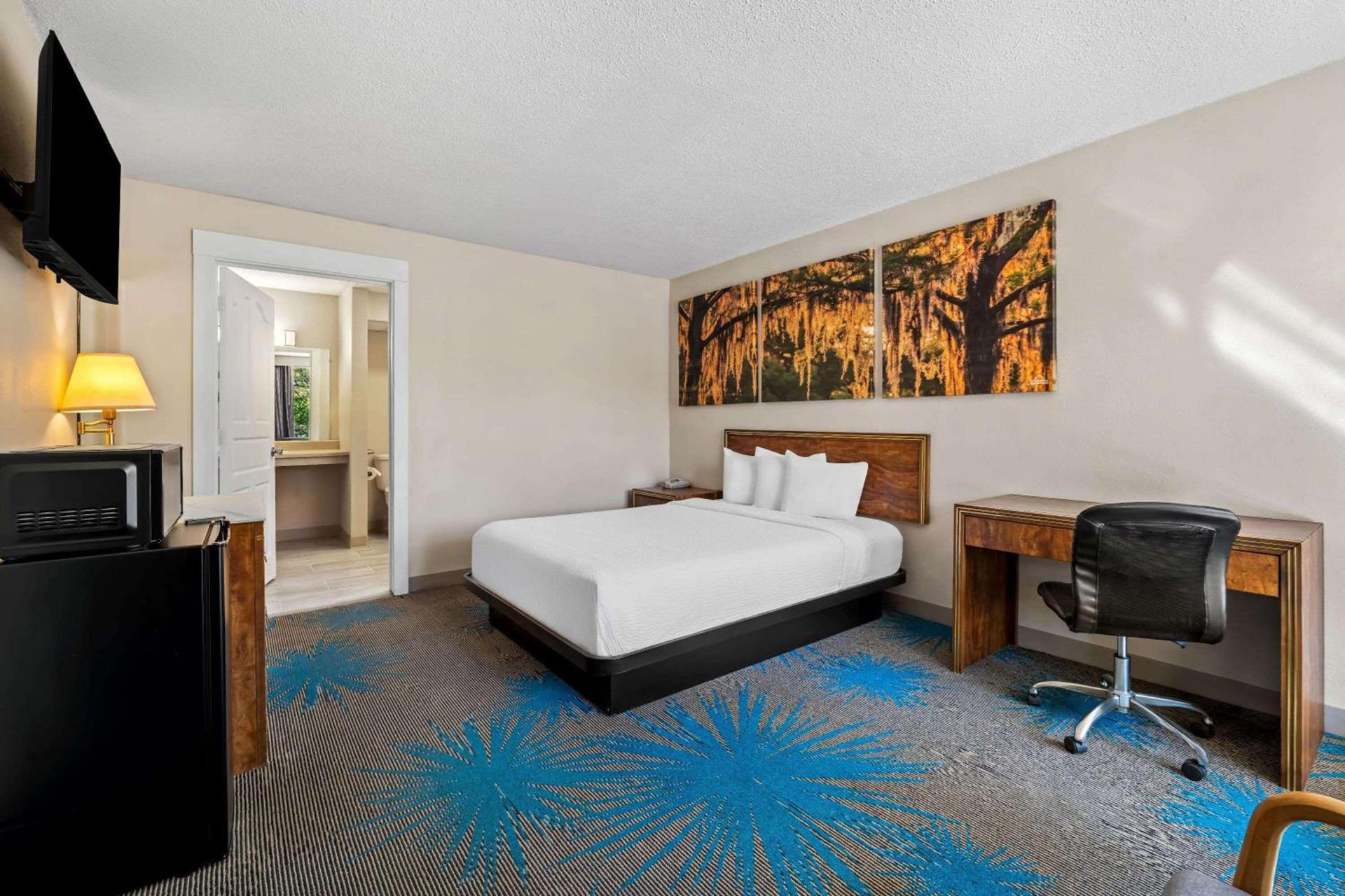Days Inn by Wyndham Dubuque photo 18