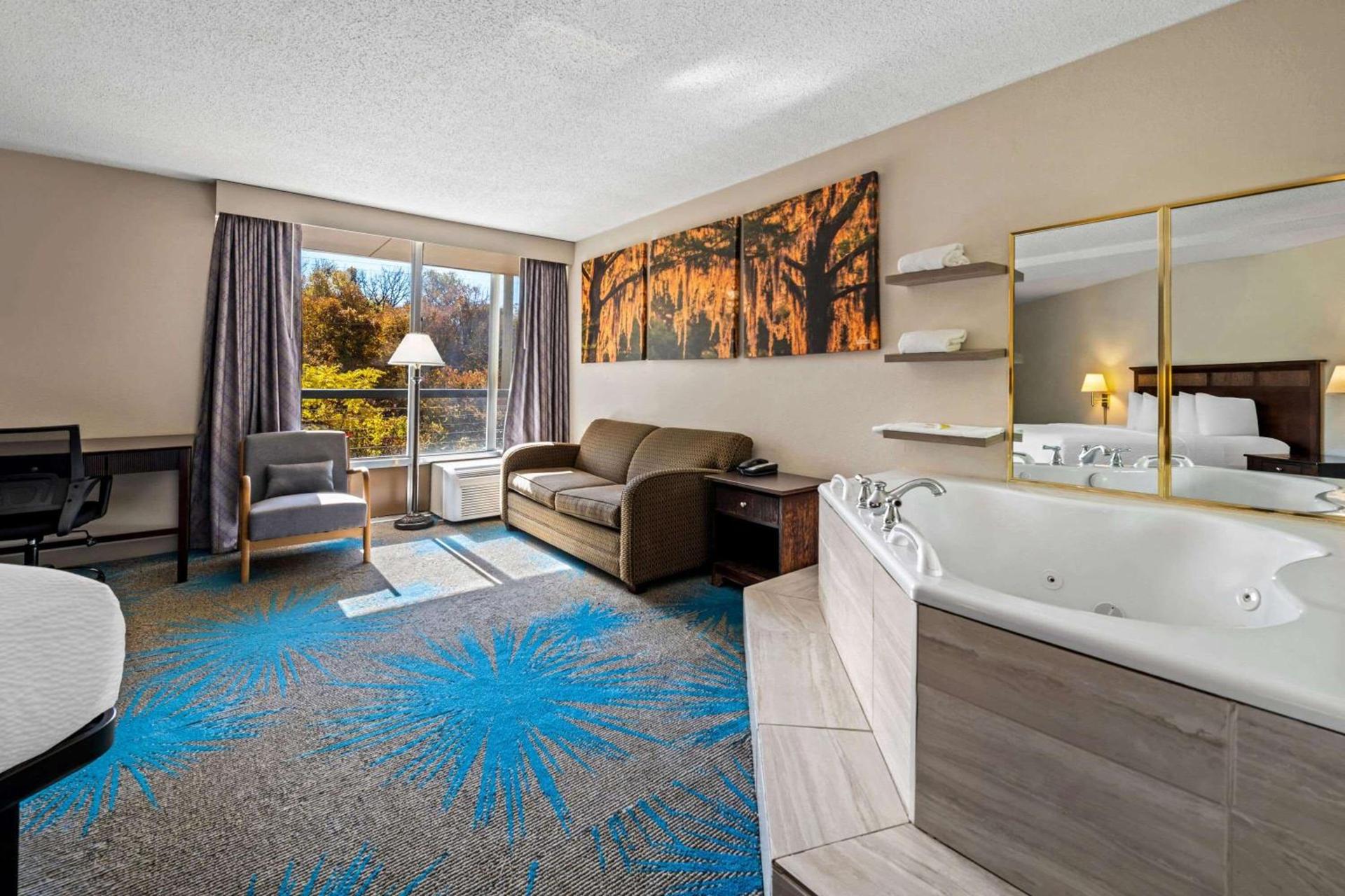Days Inn by Wyndham Dubuque photo 24